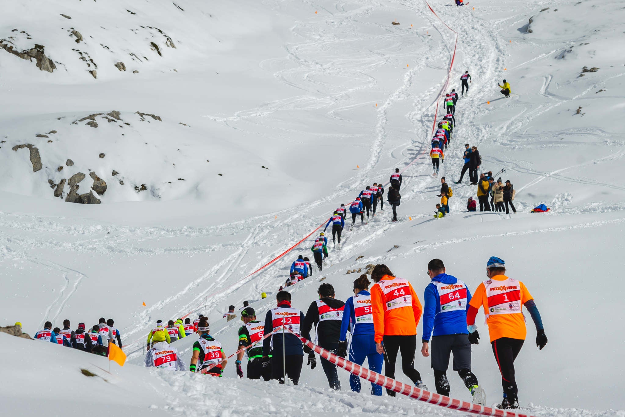 La estación superior del teleférico de Fuente Dé fue el escenario de la VIII edición de la Picos Snow Run, organizada por Picos Xtreme. Un total de 82 participantes corrieron con raquetas de nieve en un circuito de 8,5 kilómetros y 400 metros de desnivel positivo. Lucía Ibáñez y Diego Cotera se coronaron campeones. El ganador de la prueba masculina fue el asturiano Diego Cotera, que cruzó la línea de meta en 0:57:10, tan solo 40 segundos antes que el cántabro Marcos Santiago, quien se alzaría con el cetro cántabro de la especialidad. Javier Peña se subió al tercer cajón con un tiempo de 0:58:33. En la categoría femenina, Lucía Ibáñez revalidó el título de Campeona de Cantabria 2020 ganando con solvencia en un tiempo de 1:04:30. Ana M Pilar Cayón quedó en segundo lugar con un tiempo de 1:16:36, mientras que Asun Ochoa cerraría el pódium con una marca de 1:17:40. Tras las pruebas oficiales se celebró una raquetada nocturna no competitiva en la que participaron más de 300 personas. 