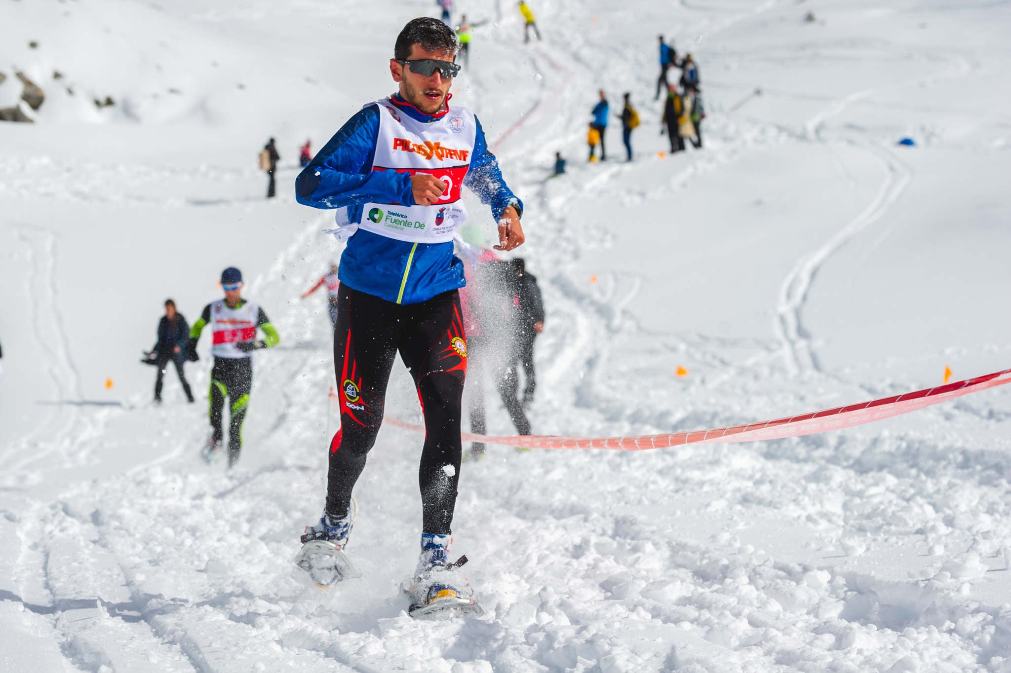 La estación superior del teleférico de Fuente Dé fue el escenario de la VIII edición de la Picos Snow Run, organizada por Picos Xtreme. Un total de 82 participantes corrieron con raquetas de nieve en un circuito de 8,5 kilómetros y 400 metros de desnivel positivo. Lucía Ibáñez y Diego Cotera se coronaron campeones. El ganador de la prueba masculina fue el asturiano Diego Cotera, que cruzó la línea de meta en 0:57:10, tan solo 40 segundos antes que el cántabro Marcos Santiago, quien se alzaría con el cetro cántabro de la especialidad. Javier Peña se subió al tercer cajón con un tiempo de 0:58:33. En la categoría femenina, Lucía Ibáñez revalidó el título de Campeona de Cantabria 2020 ganando con solvencia en un tiempo de 1:04:30. Ana M Pilar Cayón quedó en segundo lugar con un tiempo de 1:16:36, mientras que Asun Ochoa cerraría el pódium con una marca de 1:17:40. Tras las pruebas oficiales se celebró una raquetada nocturna no competitiva en la que participaron más de 300 personas. 