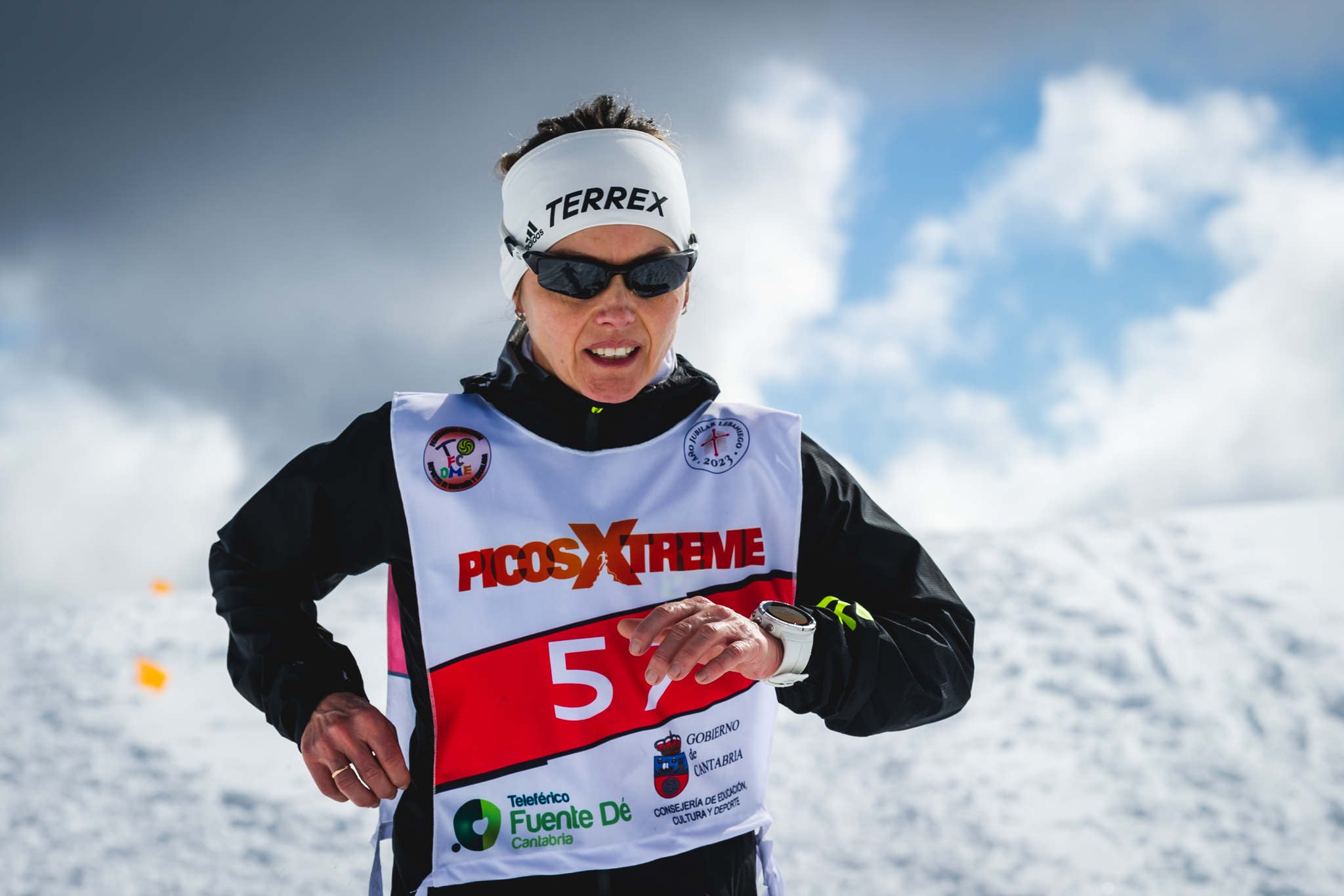 La estación superior del teleférico de Fuente Dé fue el escenario de la VIII edición de la Picos Snow Run, organizada por Picos Xtreme. Un total de 82 participantes corrieron con raquetas de nieve en un circuito de 8,5 kilómetros y 400 metros de desnivel positivo. Lucía Ibáñez y Diego Cotera se coronaron campeones. El ganador de la prueba masculina fue el asturiano Diego Cotera, que cruzó la línea de meta en 0:57:10, tan solo 40 segundos antes que el cántabro Marcos Santiago, quien se alzaría con el cetro cántabro de la especialidad. Javier Peña se subió al tercer cajón con un tiempo de 0:58:33. En la categoría femenina, Lucía Ibáñez revalidó el título de Campeona de Cantabria 2020 ganando con solvencia en un tiempo de 1:04:30. Ana M Pilar Cayón quedó en segundo lugar con un tiempo de 1:16:36, mientras que Asun Ochoa cerraría el pódium con una marca de 1:17:40. Tras las pruebas oficiales se celebró una raquetada nocturna no competitiva en la que participaron más de 300 personas. 