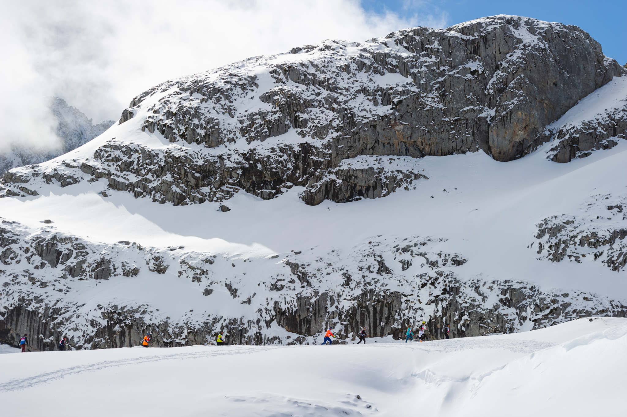 La estación superior del teleférico de Fuente Dé fue el escenario de la VIII edición de la Picos Snow Run, organizada por Picos Xtreme. Un total de 82 participantes corrieron con raquetas de nieve en un circuito de 8,5 kilómetros y 400 metros de desnivel positivo. Lucía Ibáñez y Diego Cotera se coronaron campeones. El ganador de la prueba masculina fue el asturiano Diego Cotera, que cruzó la línea de meta en 0:57:10, tan solo 40 segundos antes que el cántabro Marcos Santiago, quien se alzaría con el cetro cántabro de la especialidad. Javier Peña se subió al tercer cajón con un tiempo de 0:58:33. En la categoría femenina, Lucía Ibáñez revalidó el título de Campeona de Cantabria 2020 ganando con solvencia en un tiempo de 1:04:30. Ana M Pilar Cayón quedó en segundo lugar con un tiempo de 1:16:36, mientras que Asun Ochoa cerraría el pódium con una marca de 1:17:40. Tras las pruebas oficiales se celebró una raquetada nocturna no competitiva en la que participaron más de 300 personas. 