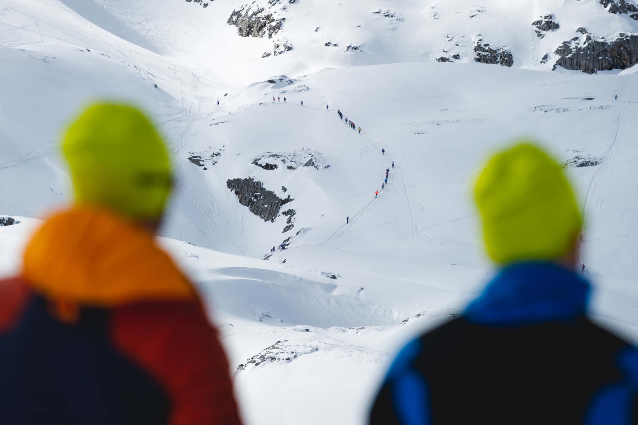 La estación superior del teleférico de Fuente Dé fue el escenario de la VIII edición de la Picos Snow Run, organizada por Picos Xtreme. Un total de 82 participantes corrieron con raquetas de nieve en un circuito de 8,5 kilómetros y 400 metros de desnivel positivo. Lucía Ibáñez y Diego Cotera se coronaron campeones. El ganador de la prueba masculina fue el asturiano Diego Cotera, que cruzó la línea de meta en 0:57:10, tan solo 40 segundos antes que el cántabro Marcos Santiago, quien se alzaría con el cetro cántabro de la especialidad. Javier Peña se subió al tercer cajón con un tiempo de 0:58:33. En la categoría femenina, Lucía Ibáñez revalidó el título de Campeona de Cantabria 2020 ganando con solvencia en un tiempo de 1:04:30. Ana M Pilar Cayón quedó en segundo lugar con un tiempo de 1:16:36, mientras que Asun Ochoa cerraría el pódium con una marca de 1:17:40. Tras las pruebas oficiales se celebró una raquetada nocturna no competitiva en la que participaron más de 300 personas. 