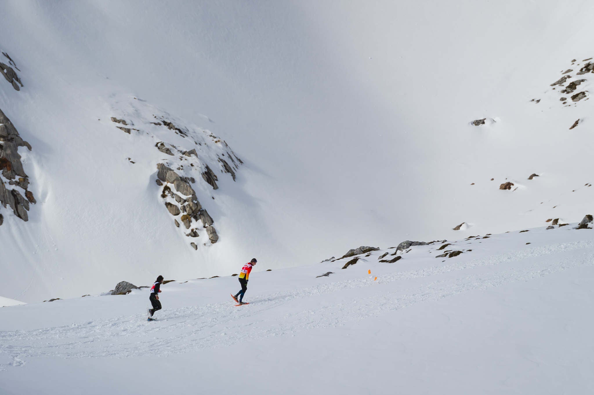 La estación superior del teleférico de Fuente Dé fue el escenario de la VIII edición de la Picos Snow Run, organizada por Picos Xtreme. Un total de 82 participantes corrieron con raquetas de nieve en un circuito de 8,5 kilómetros y 400 metros de desnivel positivo. Lucía Ibáñez y Diego Cotera se coronaron campeones. El ganador de la prueba masculina fue el asturiano Diego Cotera, que cruzó la línea de meta en 0:57:10, tan solo 40 segundos antes que el cántabro Marcos Santiago, quien se alzaría con el cetro cántabro de la especialidad. Javier Peña se subió al tercer cajón con un tiempo de 0:58:33. En la categoría femenina, Lucía Ibáñez revalidó el título de Campeona de Cantabria 2020 ganando con solvencia en un tiempo de 1:04:30. Ana M Pilar Cayón quedó en segundo lugar con un tiempo de 1:16:36, mientras que Asun Ochoa cerraría el pódium con una marca de 1:17:40. Tras las pruebas oficiales se celebró una raquetada nocturna no competitiva en la que participaron más de 300 personas. 