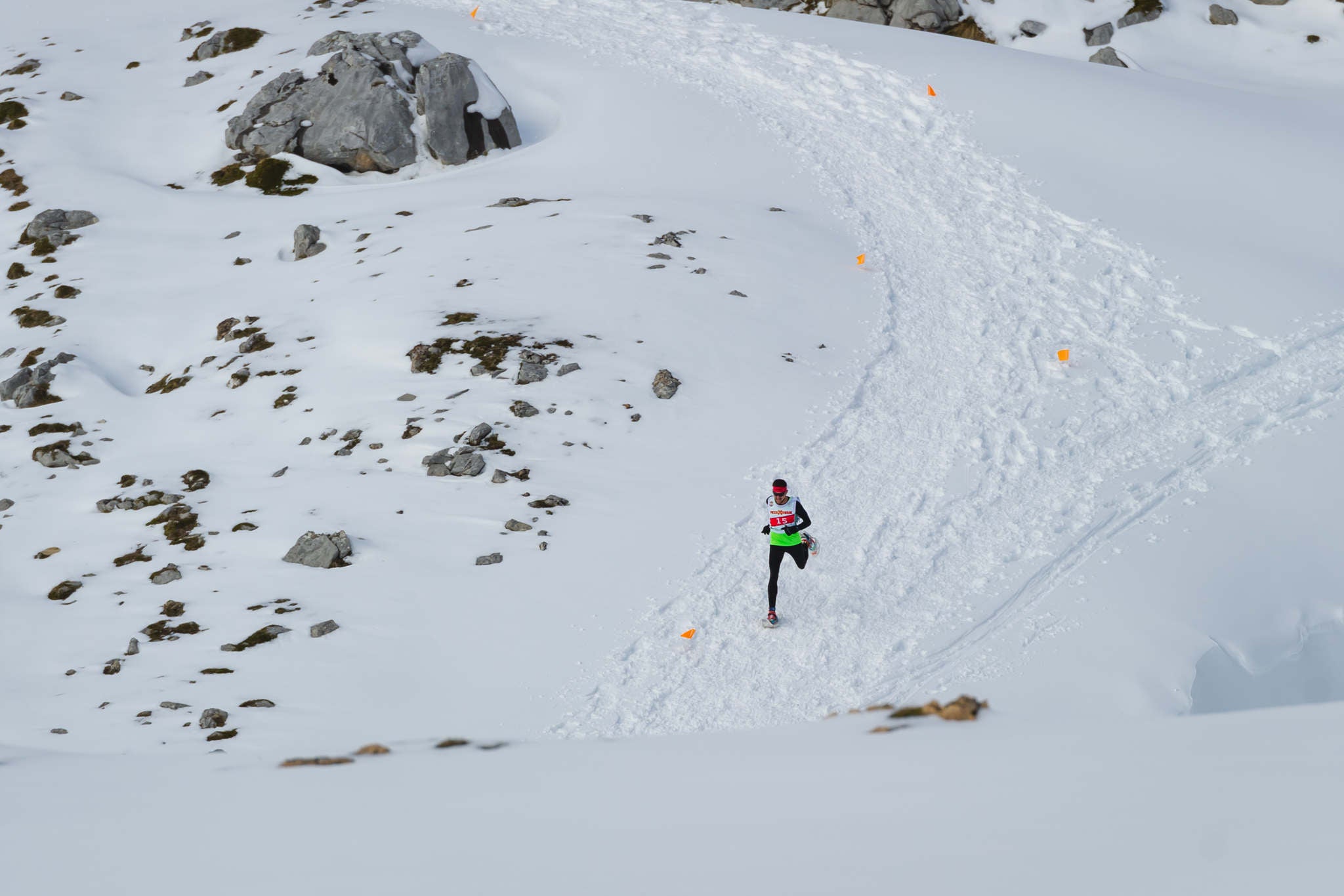 La estación superior del teleférico de Fuente Dé fue el escenario de la VIII edición de la Picos Snow Run, organizada por Picos Xtreme. Un total de 82 participantes corrieron con raquetas de nieve en un circuito de 8,5 kilómetros y 400 metros de desnivel positivo. Lucía Ibáñez y Diego Cotera se coronaron campeones. El ganador de la prueba masculina fue el asturiano Diego Cotera, que cruzó la línea de meta en 0:57:10, tan solo 40 segundos antes que el cántabro Marcos Santiago, quien se alzaría con el cetro cántabro de la especialidad. Javier Peña se subió al tercer cajón con un tiempo de 0:58:33. En la categoría femenina, Lucía Ibáñez revalidó el título de Campeona de Cantabria 2020 ganando con solvencia en un tiempo de 1:04:30. Ana M Pilar Cayón quedó en segundo lugar con un tiempo de 1:16:36, mientras que Asun Ochoa cerraría el pódium con una marca de 1:17:40. Tras las pruebas oficiales se celebró una raquetada nocturna no competitiva en la que participaron más de 300 personas. 