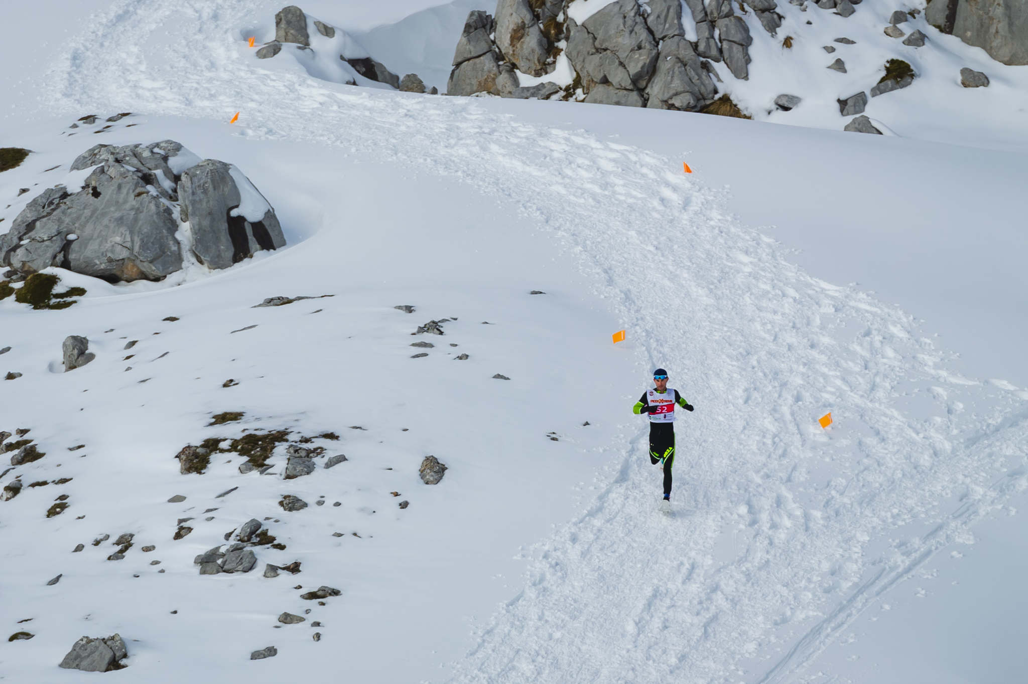 La estación superior del teleférico de Fuente Dé fue el escenario de la VIII edición de la Picos Snow Run, organizada por Picos Xtreme. Un total de 82 participantes corrieron con raquetas de nieve en un circuito de 8,5 kilómetros y 400 metros de desnivel positivo. Lucía Ibáñez y Diego Cotera se coronaron campeones. El ganador de la prueba masculina fue el asturiano Diego Cotera, que cruzó la línea de meta en 0:57:10, tan solo 40 segundos antes que el cántabro Marcos Santiago, quien se alzaría con el cetro cántabro de la especialidad. Javier Peña se subió al tercer cajón con un tiempo de 0:58:33. En la categoría femenina, Lucía Ibáñez revalidó el título de Campeona de Cantabria 2020 ganando con solvencia en un tiempo de 1:04:30. Ana M Pilar Cayón quedó en segundo lugar con un tiempo de 1:16:36, mientras que Asun Ochoa cerraría el pódium con una marca de 1:17:40. Tras las pruebas oficiales se celebró una raquetada nocturna no competitiva en la que participaron más de 300 personas. 