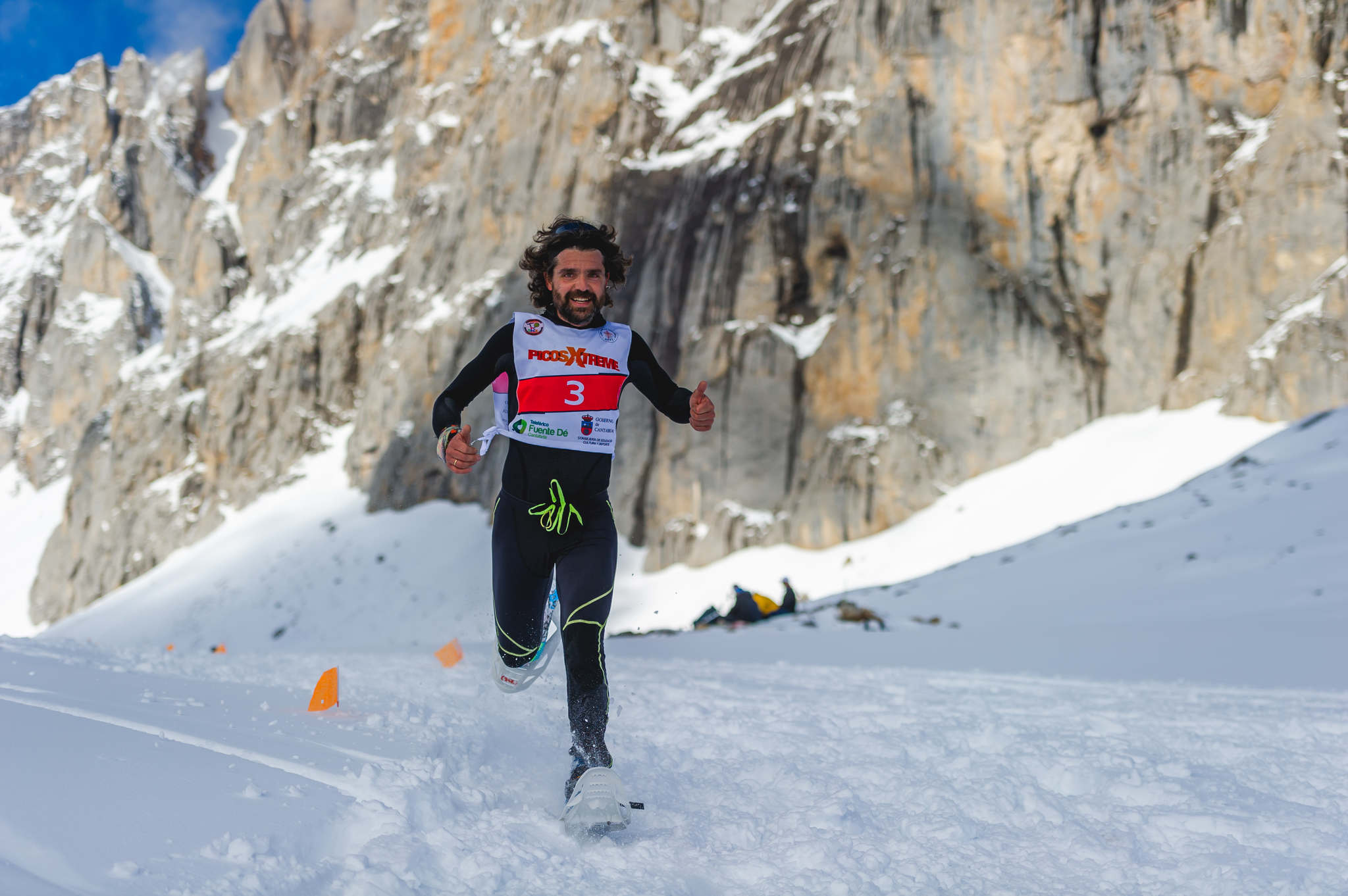 La estación superior del teleférico de Fuente Dé fue el escenario de la VIII edición de la Picos Snow Run, organizada por Picos Xtreme. Un total de 82 participantes corrieron con raquetas de nieve en un circuito de 8,5 kilómetros y 400 metros de desnivel positivo. Lucía Ibáñez y Diego Cotera se coronaron campeones. El ganador de la prueba masculina fue el asturiano Diego Cotera, que cruzó la línea de meta en 0:57:10, tan solo 40 segundos antes que el cántabro Marcos Santiago, quien se alzaría con el cetro cántabro de la especialidad. Javier Peña se subió al tercer cajón con un tiempo de 0:58:33. En la categoría femenina, Lucía Ibáñez revalidó el título de Campeona de Cantabria 2020 ganando con solvencia en un tiempo de 1:04:30. Ana M Pilar Cayón quedó en segundo lugar con un tiempo de 1:16:36, mientras que Asun Ochoa cerraría el pódium con una marca de 1:17:40. Tras las pruebas oficiales se celebró una raquetada nocturna no competitiva en la que participaron más de 300 personas. 