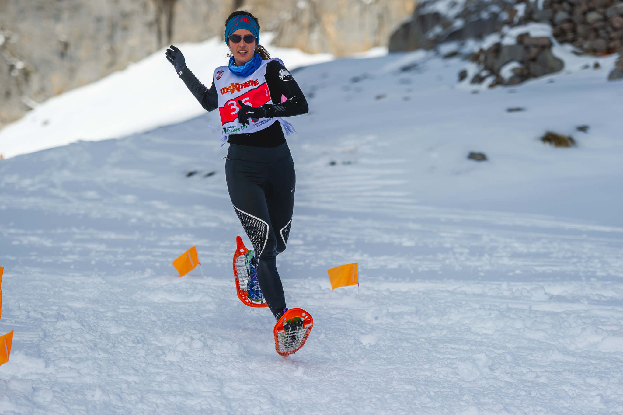 La estación superior del teleférico de Fuente Dé fue el escenario de la VIII edición de la Picos Snow Run, organizada por Picos Xtreme. Un total de 82 participantes corrieron con raquetas de nieve en un circuito de 8,5 kilómetros y 400 metros de desnivel positivo. Lucía Ibáñez y Diego Cotera se coronaron campeones. El ganador de la prueba masculina fue el asturiano Diego Cotera, que cruzó la línea de meta en 0:57:10, tan solo 40 segundos antes que el cántabro Marcos Santiago, quien se alzaría con el cetro cántabro de la especialidad. Javier Peña se subió al tercer cajón con un tiempo de 0:58:33. En la categoría femenina, Lucía Ibáñez revalidó el título de Campeona de Cantabria 2020 ganando con solvencia en un tiempo de 1:04:30. Ana M Pilar Cayón quedó en segundo lugar con un tiempo de 1:16:36, mientras que Asun Ochoa cerraría el pódium con una marca de 1:17:40. Tras las pruebas oficiales se celebró una raquetada nocturna no competitiva en la que participaron más de 300 personas. 