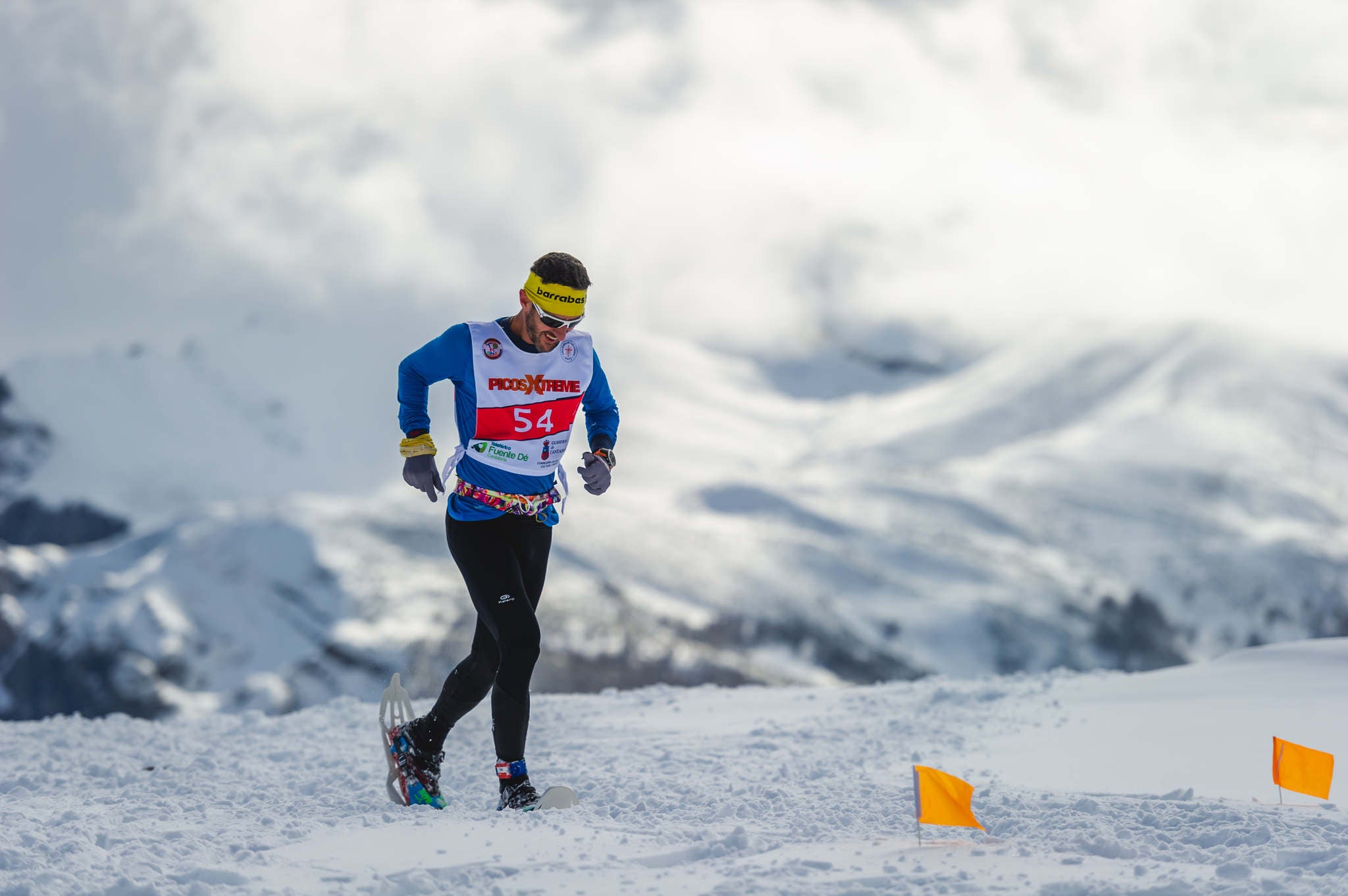 La estación superior del teleférico de Fuente Dé fue el escenario de la VIII edición de la Picos Snow Run, organizada por Picos Xtreme. Un total de 82 participantes corrieron con raquetas de nieve en un circuito de 8,5 kilómetros y 400 metros de desnivel positivo. Lucía Ibáñez y Diego Cotera se coronaron campeones. El ganador de la prueba masculina fue el asturiano Diego Cotera, que cruzó la línea de meta en 0:57:10, tan solo 40 segundos antes que el cántabro Marcos Santiago, quien se alzaría con el cetro cántabro de la especialidad. Javier Peña se subió al tercer cajón con un tiempo de 0:58:33. En la categoría femenina, Lucía Ibáñez revalidó el título de Campeona de Cantabria 2020 ganando con solvencia en un tiempo de 1:04:30. Ana M Pilar Cayón quedó en segundo lugar con un tiempo de 1:16:36, mientras que Asun Ochoa cerraría el pódium con una marca de 1:17:40. Tras las pruebas oficiales se celebró una raquetada nocturna no competitiva en la que participaron más de 300 personas. 