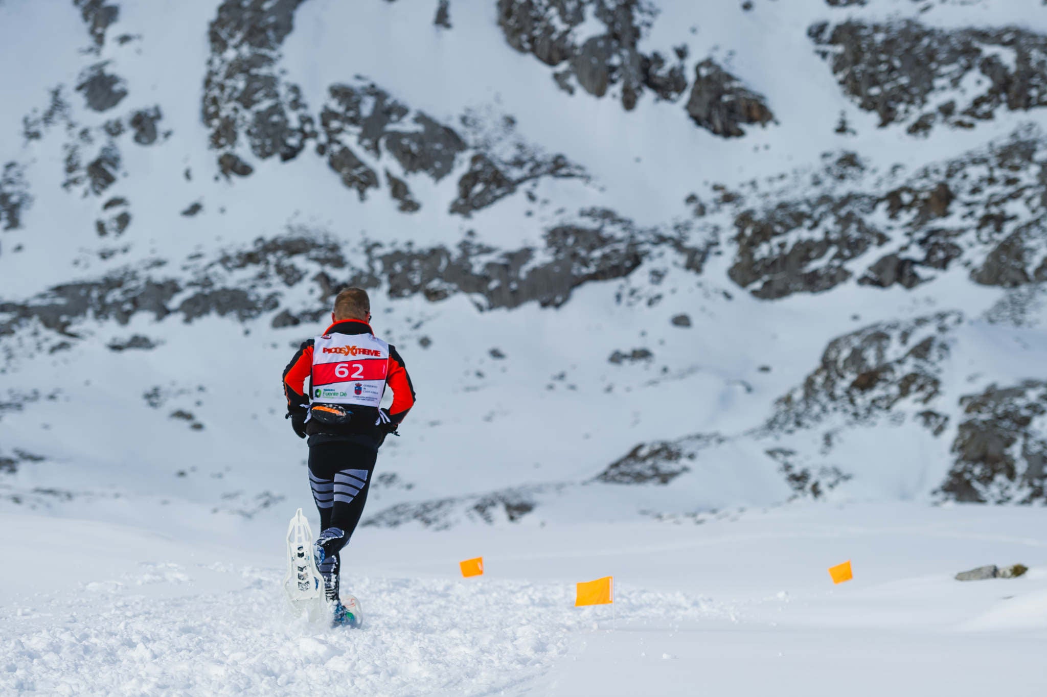 La estación superior del teleférico de Fuente Dé fue el escenario de la VIII edición de la Picos Snow Run, organizada por Picos Xtreme. Un total de 82 participantes corrieron con raquetas de nieve en un circuito de 8,5 kilómetros y 400 metros de desnivel positivo. Lucía Ibáñez y Diego Cotera se coronaron campeones. El ganador de la prueba masculina fue el asturiano Diego Cotera, que cruzó la línea de meta en 0:57:10, tan solo 40 segundos antes que el cántabro Marcos Santiago, quien se alzaría con el cetro cántabro de la especialidad. Javier Peña se subió al tercer cajón con un tiempo de 0:58:33. En la categoría femenina, Lucía Ibáñez revalidó el título de Campeona de Cantabria 2020 ganando con solvencia en un tiempo de 1:04:30. Ana M Pilar Cayón quedó en segundo lugar con un tiempo de 1:16:36, mientras que Asun Ochoa cerraría el pódium con una marca de 1:17:40. Tras las pruebas oficiales se celebró una raquetada nocturna no competitiva en la que participaron más de 300 personas. 