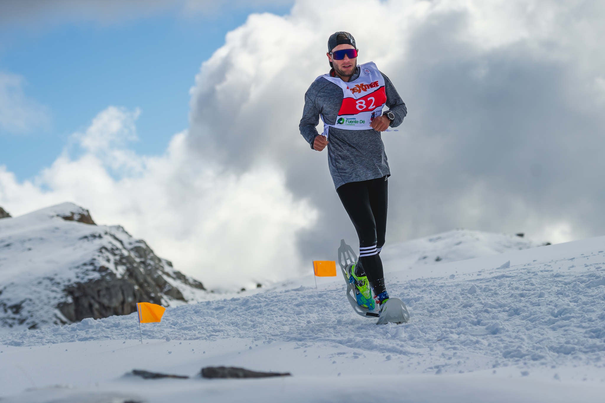 La estación superior del teleférico de Fuente Dé fue el escenario de la VIII edición de la Picos Snow Run, organizada por Picos Xtreme. Un total de 82 participantes corrieron con raquetas de nieve en un circuito de 8,5 kilómetros y 400 metros de desnivel positivo. Lucía Ibáñez y Diego Cotera se coronaron campeones. El ganador de la prueba masculina fue el asturiano Diego Cotera, que cruzó la línea de meta en 0:57:10, tan solo 40 segundos antes que el cántabro Marcos Santiago, quien se alzaría con el cetro cántabro de la especialidad. Javier Peña se subió al tercer cajón con un tiempo de 0:58:33. En la categoría femenina, Lucía Ibáñez revalidó el título de Campeona de Cantabria 2020 ganando con solvencia en un tiempo de 1:04:30. Ana M Pilar Cayón quedó en segundo lugar con un tiempo de 1:16:36, mientras que Asun Ochoa cerraría el pódium con una marca de 1:17:40. Tras las pruebas oficiales se celebró una raquetada nocturna no competitiva en la que participaron más de 300 personas. 