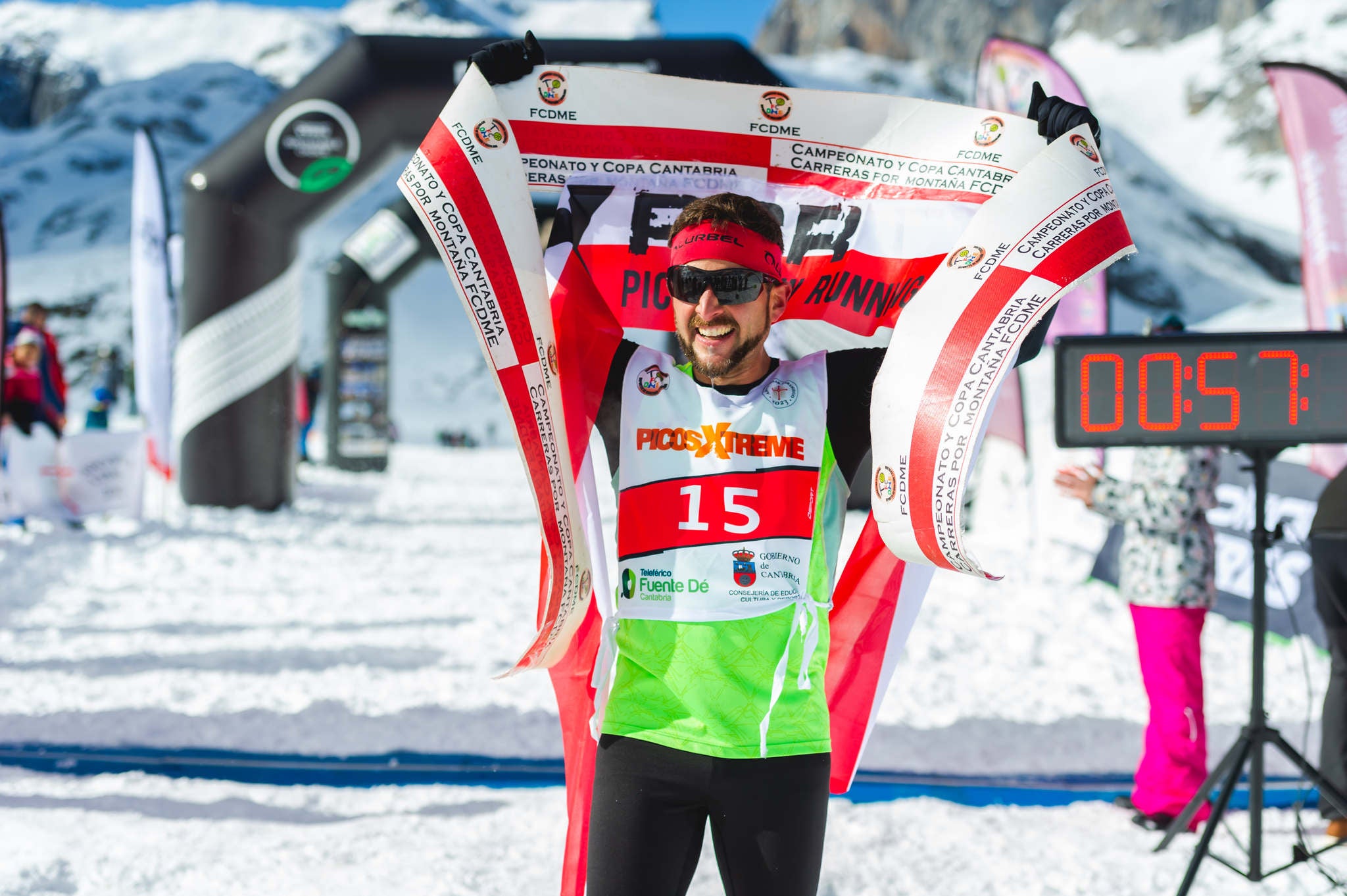 La estación superior del teleférico de Fuente Dé fue el escenario de la VIII edición de la Picos Snow Run, organizada por Picos Xtreme. Un total de 82 participantes corrieron con raquetas de nieve en un circuito de 8,5 kilómetros y 400 metros de desnivel positivo. Lucía Ibáñez y Diego Cotera se coronaron campeones. El ganador de la prueba masculina fue el asturiano Diego Cotera, que cruzó la línea de meta en 0:57:10, tan solo 40 segundos antes que el cántabro Marcos Santiago, quien se alzaría con el cetro cántabro de la especialidad. Javier Peña se subió al tercer cajón con un tiempo de 0:58:33. En la categoría femenina, Lucía Ibáñez revalidó el título de Campeona de Cantabria 2020 ganando con solvencia en un tiempo de 1:04:30. Ana M Pilar Cayón quedó en segundo lugar con un tiempo de 1:16:36, mientras que Asun Ochoa cerraría el pódium con una marca de 1:17:40. Tras las pruebas oficiales se celebró una raquetada nocturna no competitiva en la que participaron más de 300 personas. 