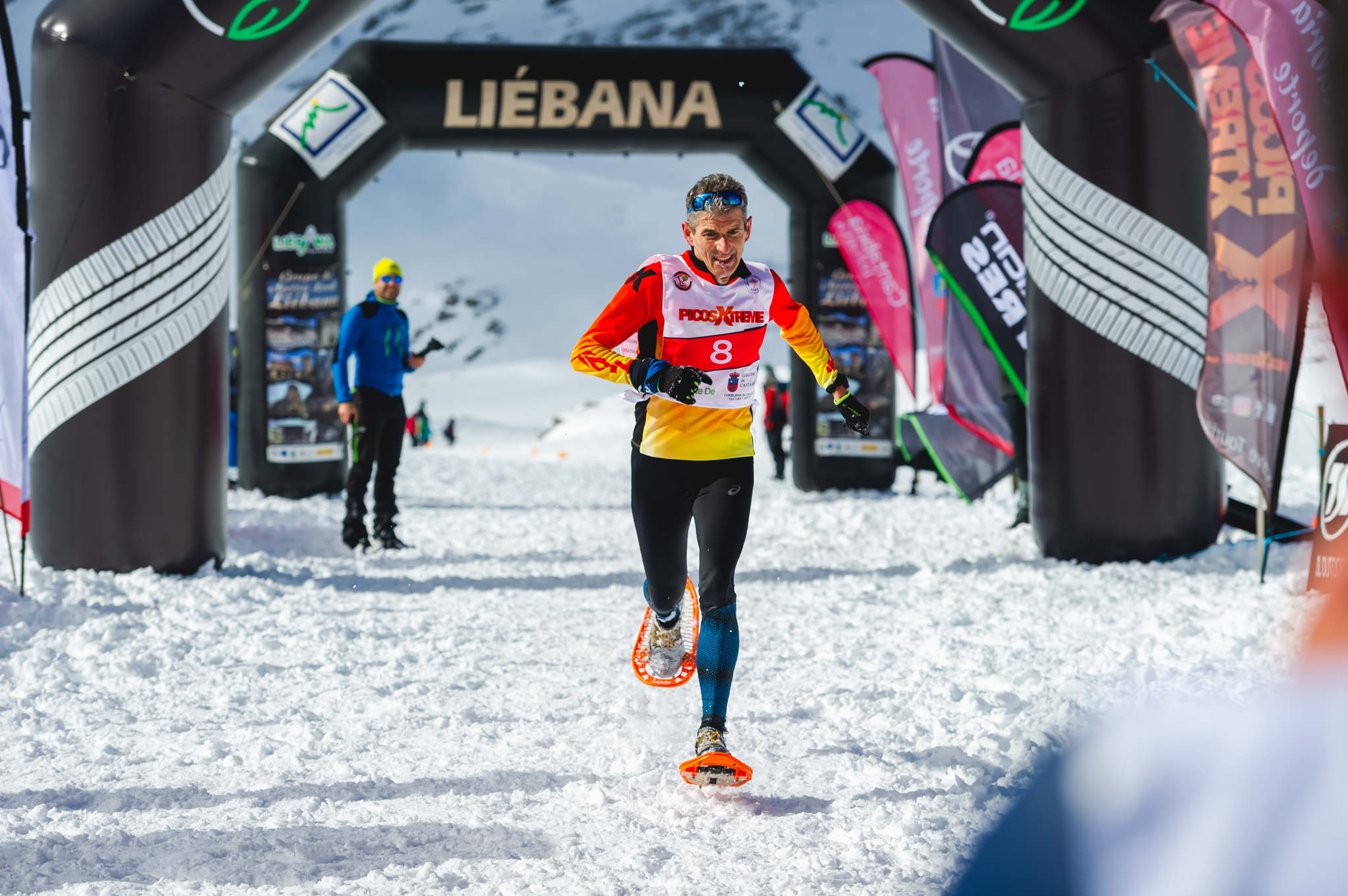 La estación superior del teleférico de Fuente Dé fue el escenario de la VIII edición de la Picos Snow Run, organizada por Picos Xtreme. Un total de 82 participantes corrieron con raquetas de nieve en un circuito de 8,5 kilómetros y 400 metros de desnivel positivo. Lucía Ibáñez y Diego Cotera se coronaron campeones. El ganador de la prueba masculina fue el asturiano Diego Cotera, que cruzó la línea de meta en 0:57:10, tan solo 40 segundos antes que el cántabro Marcos Santiago, quien se alzaría con el cetro cántabro de la especialidad. Javier Peña se subió al tercer cajón con un tiempo de 0:58:33. En la categoría femenina, Lucía Ibáñez revalidó el título de Campeona de Cantabria 2020 ganando con solvencia en un tiempo de 1:04:30. Ana M Pilar Cayón quedó en segundo lugar con un tiempo de 1:16:36, mientras que Asun Ochoa cerraría el pódium con una marca de 1:17:40. Tras las pruebas oficiales se celebró una raquetada nocturna no competitiva en la que participaron más de 300 personas. 