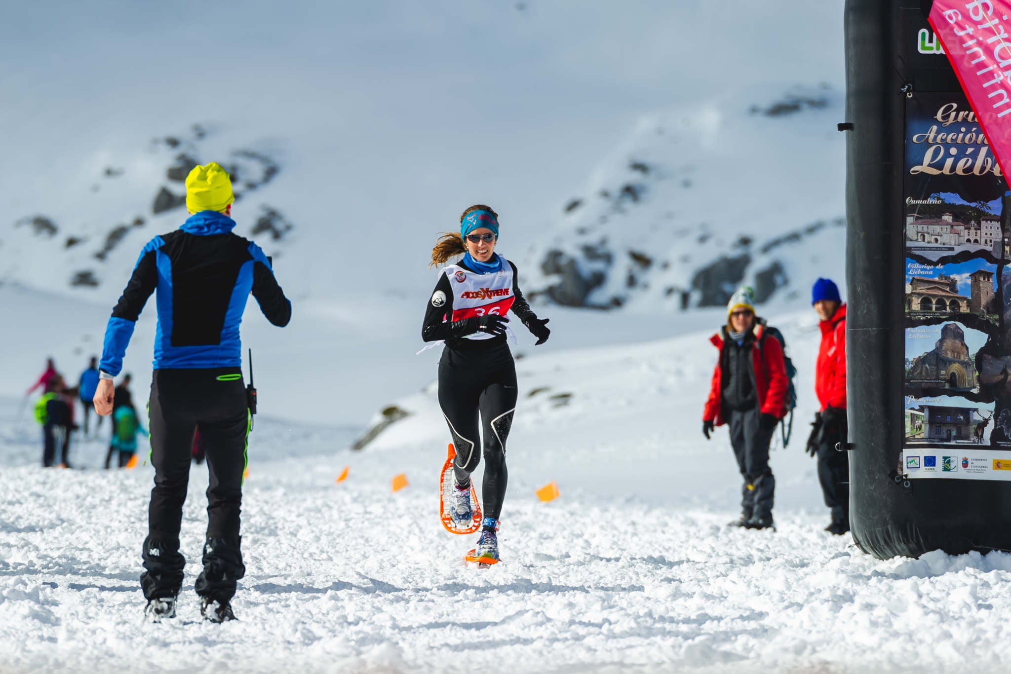 La estación superior del teleférico de Fuente Dé fue el escenario de la VIII edición de la Picos Snow Run, organizada por Picos Xtreme. Un total de 82 participantes corrieron con raquetas de nieve en un circuito de 8,5 kilómetros y 400 metros de desnivel positivo. Lucía Ibáñez y Diego Cotera se coronaron campeones. El ganador de la prueba masculina fue el asturiano Diego Cotera, que cruzó la línea de meta en 0:57:10, tan solo 40 segundos antes que el cántabro Marcos Santiago, quien se alzaría con el cetro cántabro de la especialidad. Javier Peña se subió al tercer cajón con un tiempo de 0:58:33. En la categoría femenina, Lucía Ibáñez revalidó el título de Campeona de Cantabria 2020 ganando con solvencia en un tiempo de 1:04:30. Ana M Pilar Cayón quedó en segundo lugar con un tiempo de 1:16:36, mientras que Asun Ochoa cerraría el pódium con una marca de 1:17:40. Tras las pruebas oficiales se celebró una raquetada nocturna no competitiva en la que participaron más de 300 personas. 