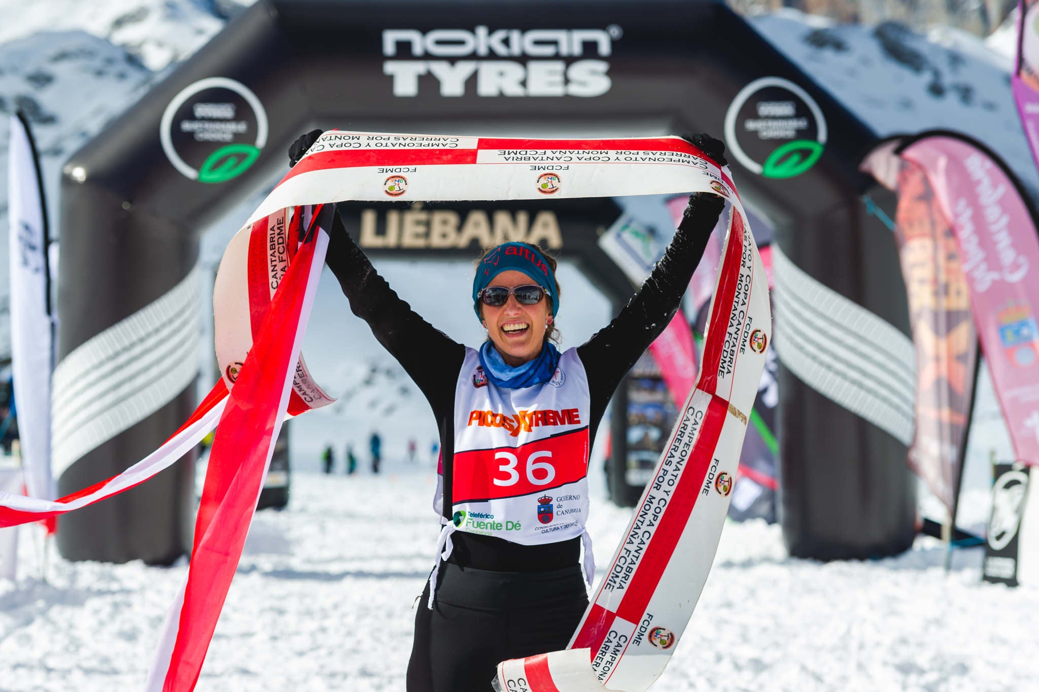 La estación superior del teleférico de Fuente Dé fue el escenario de la VIII edición de la Picos Snow Run, organizada por Picos Xtreme. Un total de 82 participantes corrieron con raquetas de nieve en un circuito de 8,5 kilómetros y 400 metros de desnivel positivo. Lucía Ibáñez y Diego Cotera se coronaron campeones. El ganador de la prueba masculina fue el asturiano Diego Cotera, que cruzó la línea de meta en 0:57:10, tan solo 40 segundos antes que el cántabro Marcos Santiago, quien se alzaría con el cetro cántabro de la especialidad. Javier Peña se subió al tercer cajón con un tiempo de 0:58:33. En la categoría femenina, Lucía Ibáñez revalidó el título de Campeona de Cantabria 2020 ganando con solvencia en un tiempo de 1:04:30. Ana M Pilar Cayón quedó en segundo lugar con un tiempo de 1:16:36, mientras que Asun Ochoa cerraría el pódium con una marca de 1:17:40. Tras las pruebas oficiales se celebró una raquetada nocturna no competitiva en la que participaron más de 300 personas. 