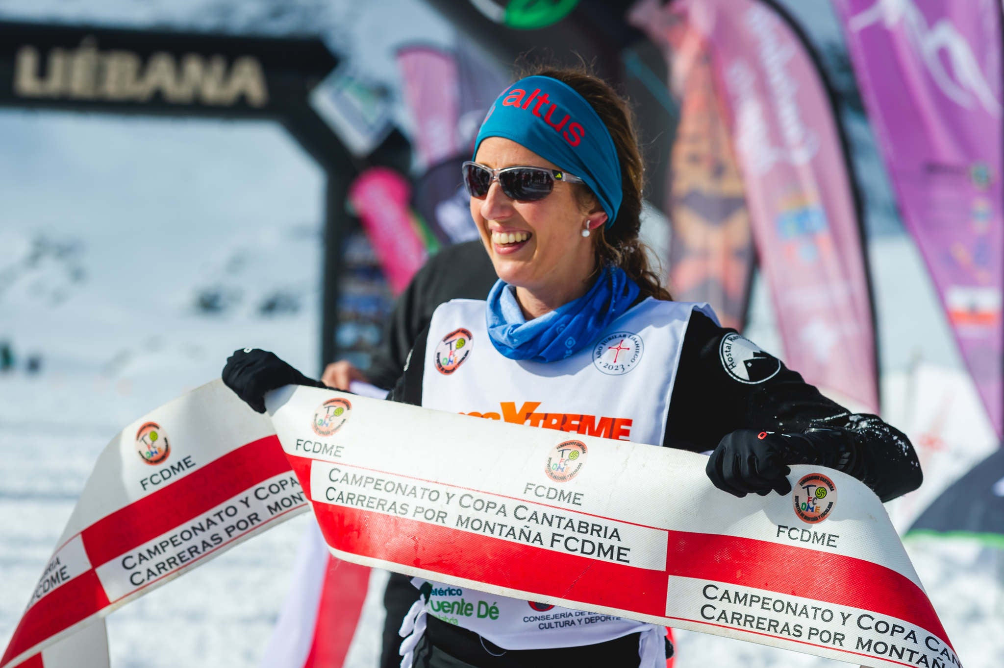 La estación superior del teleférico de Fuente Dé fue el escenario de la VIII edición de la Picos Snow Run, organizada por Picos Xtreme. Un total de 82 participantes corrieron con raquetas de nieve en un circuito de 8,5 kilómetros y 400 metros de desnivel positivo. Lucía Ibáñez y Diego Cotera se coronaron campeones. El ganador de la prueba masculina fue el asturiano Diego Cotera, que cruzó la línea de meta en 0:57:10, tan solo 40 segundos antes que el cántabro Marcos Santiago, quien se alzaría con el cetro cántabro de la especialidad. Javier Peña se subió al tercer cajón con un tiempo de 0:58:33. En la categoría femenina, Lucía Ibáñez revalidó el título de Campeona de Cantabria 2020 ganando con solvencia en un tiempo de 1:04:30. Ana M Pilar Cayón quedó en segundo lugar con un tiempo de 1:16:36, mientras que Asun Ochoa cerraría el pódium con una marca de 1:17:40. Tras las pruebas oficiales se celebró una raquetada nocturna no competitiva en la que participaron más de 300 personas. 