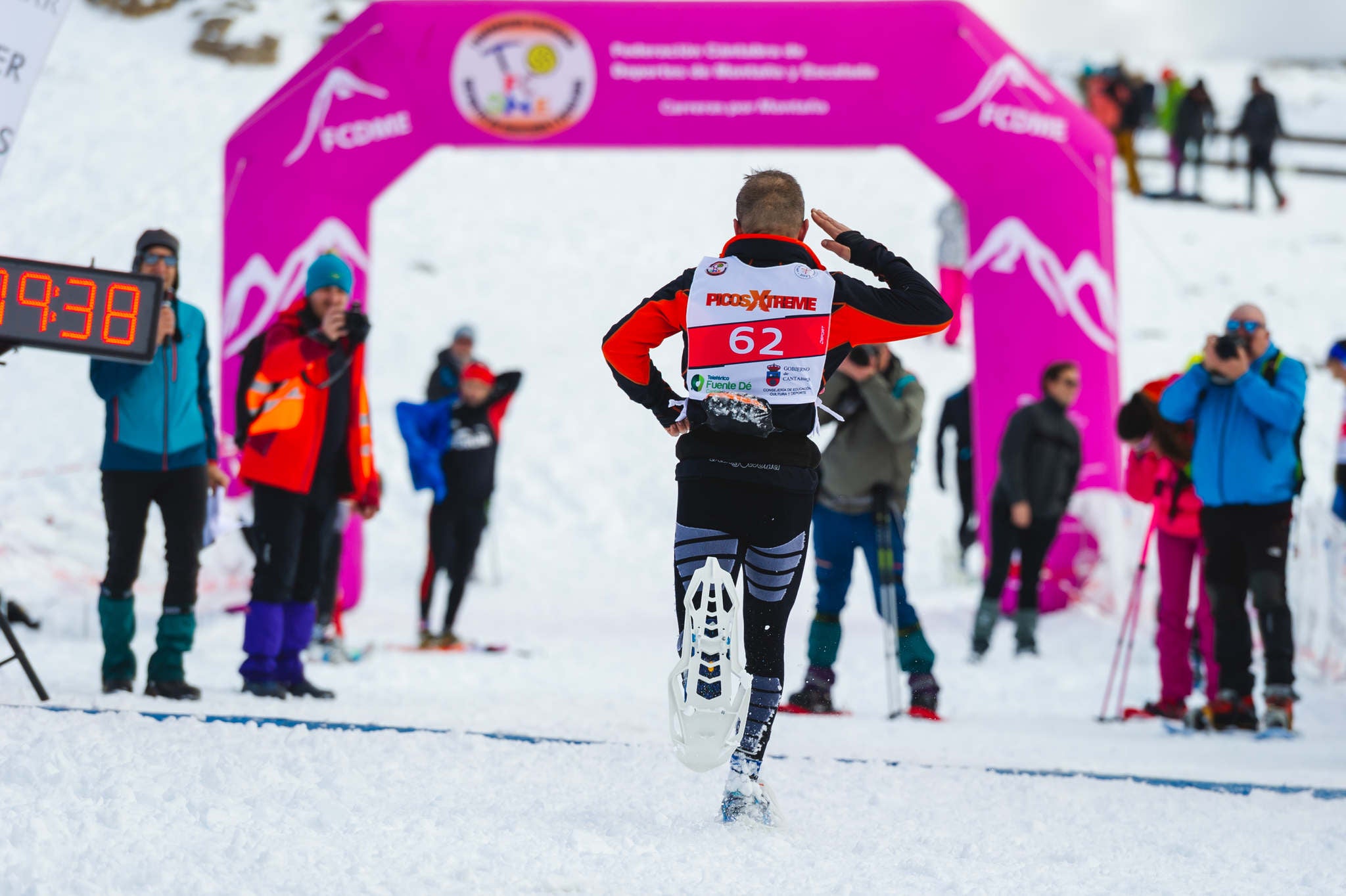 La estación superior del teleférico de Fuente Dé fue el escenario de la VIII edición de la Picos Snow Run, organizada por Picos Xtreme. Un total de 82 participantes corrieron con raquetas de nieve en un circuito de 8,5 kilómetros y 400 metros de desnivel positivo. Lucía Ibáñez y Diego Cotera se coronaron campeones. El ganador de la prueba masculina fue el asturiano Diego Cotera, que cruzó la línea de meta en 0:57:10, tan solo 40 segundos antes que el cántabro Marcos Santiago, quien se alzaría con el cetro cántabro de la especialidad. Javier Peña se subió al tercer cajón con un tiempo de 0:58:33. En la categoría femenina, Lucía Ibáñez revalidó el título de Campeona de Cantabria 2020 ganando con solvencia en un tiempo de 1:04:30. Ana M Pilar Cayón quedó en segundo lugar con un tiempo de 1:16:36, mientras que Asun Ochoa cerraría el pódium con una marca de 1:17:40. Tras las pruebas oficiales se celebró una raquetada nocturna no competitiva en la que participaron más de 300 personas. 