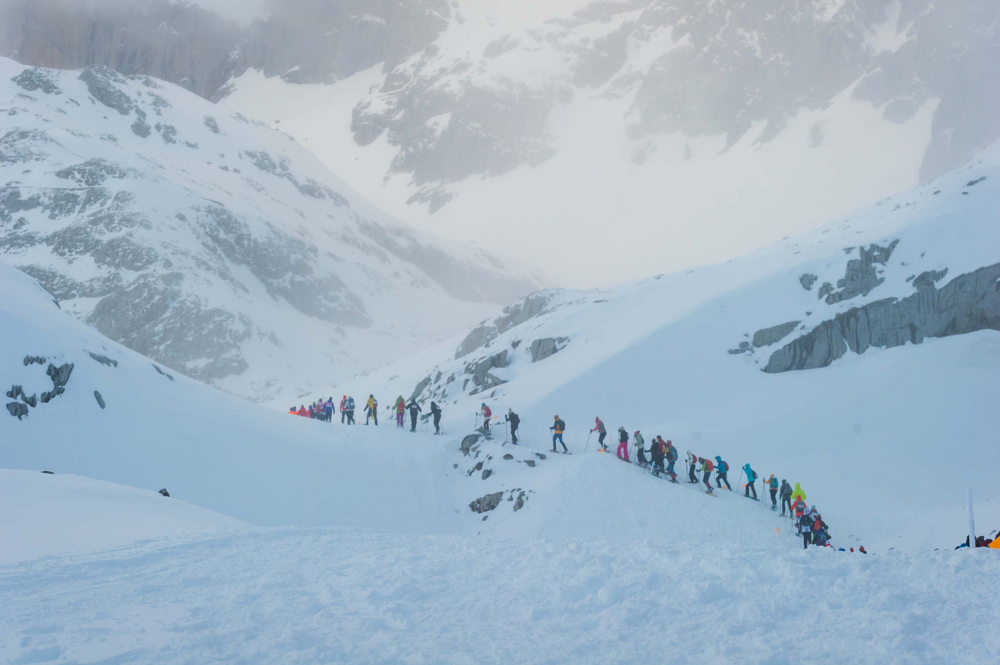 La estación superior del teleférico de Fuente Dé fue el escenario de la VIII edición de la Picos Snow Run, organizada por Picos Xtreme. Un total de 82 participantes corrieron con raquetas de nieve en un circuito de 8,5 kilómetros y 400 metros de desnivel positivo. Lucía Ibáñez y Diego Cotera se coronaron campeones. El ganador de la prueba masculina fue el asturiano Diego Cotera, que cruzó la línea de meta en 0:57:10, tan solo 40 segundos antes que el cántabro Marcos Santiago, quien se alzaría con el cetro cántabro de la especialidad. Javier Peña se subió al tercer cajón con un tiempo de 0:58:33. En la categoría femenina, Lucía Ibáñez revalidó el título de Campeona de Cantabria 2020 ganando con solvencia en un tiempo de 1:04:30. Ana M Pilar Cayón quedó en segundo lugar con un tiempo de 1:16:36, mientras que Asun Ochoa cerraría el pódium con una marca de 1:17:40. Tras las pruebas oficiales se celebró una raquetada nocturna no competitiva en la que participaron más de 300 personas. 