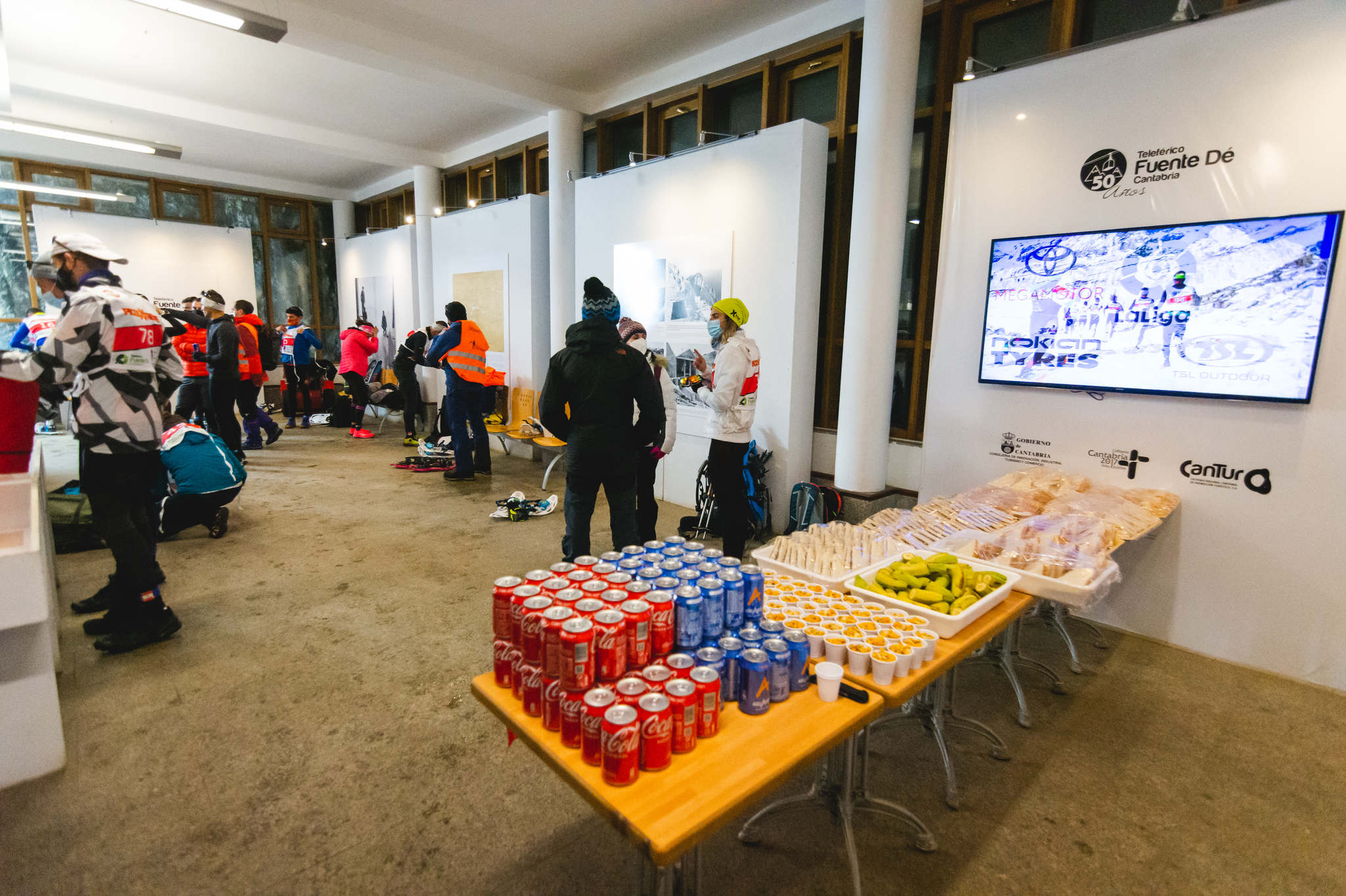 La estación superior del teleférico de Fuente Dé fue el escenario de la VIII edición de la Picos Snow Run, organizada por Picos Xtreme. Un total de 82 participantes corrieron con raquetas de nieve en un circuito de 8,5 kilómetros y 400 metros de desnivel positivo. Lucía Ibáñez y Diego Cotera se coronaron campeones. El ganador de la prueba masculina fue el asturiano Diego Cotera, que cruzó la línea de meta en 0:57:10, tan solo 40 segundos antes que el cántabro Marcos Santiago, quien se alzaría con el cetro cántabro de la especialidad. Javier Peña se subió al tercer cajón con un tiempo de 0:58:33. En la categoría femenina, Lucía Ibáñez revalidó el título de Campeona de Cantabria 2020 ganando con solvencia en un tiempo de 1:04:30. Ana M Pilar Cayón quedó en segundo lugar con un tiempo de 1:16:36, mientras que Asun Ochoa cerraría el pódium con una marca de 1:17:40. Tras las pruebas oficiales se celebró una raquetada nocturna no competitiva en la que participaron más de 300 personas. 