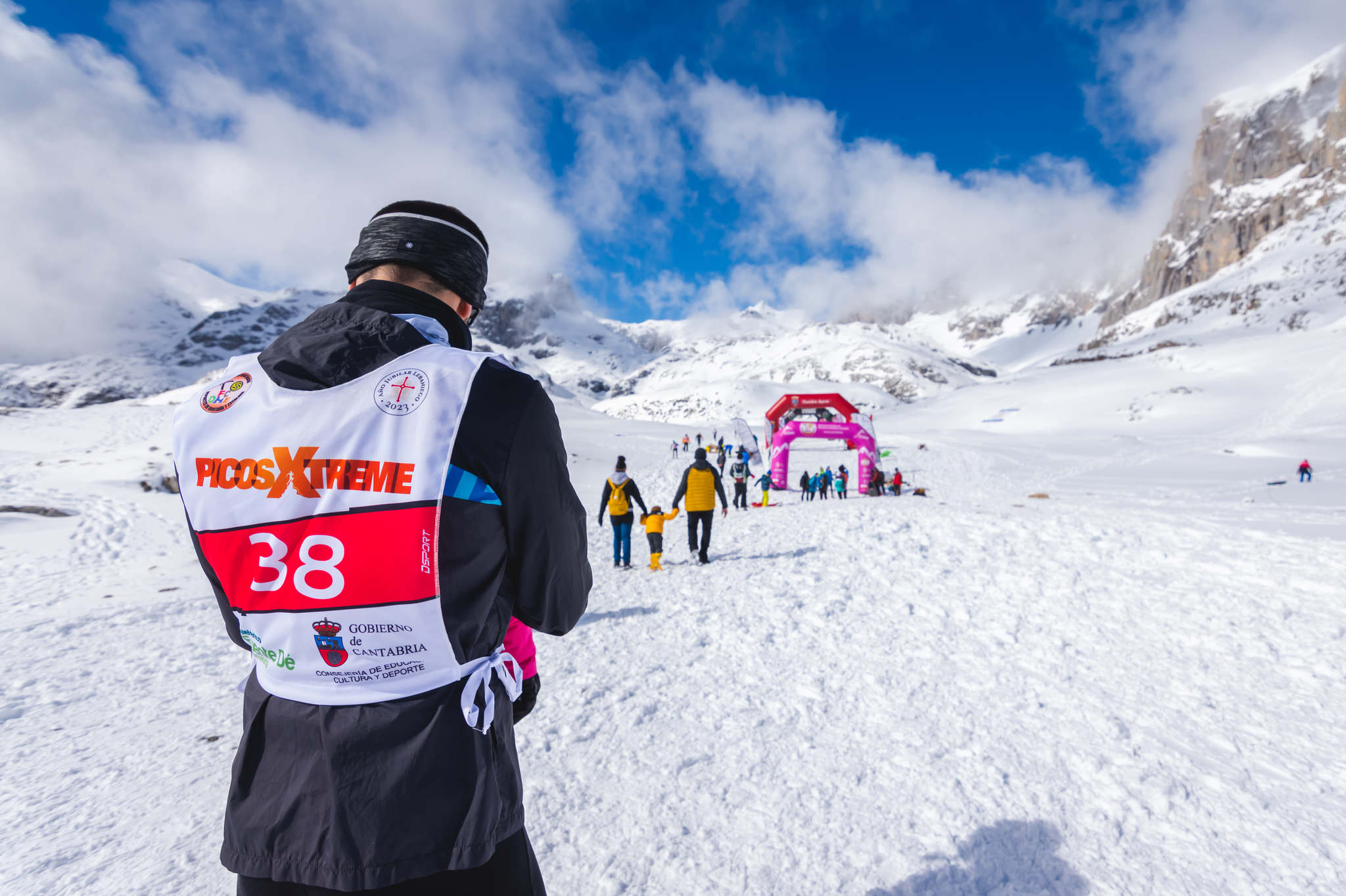 La estación superior del teleférico de Fuente Dé fue el escenario de la VIII edición de la Picos Snow Run, organizada por Picos Xtreme. Un total de 82 participantes corrieron con raquetas de nieve en un circuito de 8,5 kilómetros y 400 metros de desnivel positivo. Lucía Ibáñez y Diego Cotera se coronaron campeones. El ganador de la prueba masculina fue el asturiano Diego Cotera, que cruzó la línea de meta en 0:57:10, tan solo 40 segundos antes que el cántabro Marcos Santiago, quien se alzaría con el cetro cántabro de la especialidad. Javier Peña se subió al tercer cajón con un tiempo de 0:58:33. En la categoría femenina, Lucía Ibáñez revalidó el título de Campeona de Cantabria 2020 ganando con solvencia en un tiempo de 1:04:30. Ana M Pilar Cayón quedó en segundo lugar con un tiempo de 1:16:36, mientras que Asun Ochoa cerraría el pódium con una marca de 1:17:40. Tras las pruebas oficiales se celebró una raquetada nocturna no competitiva en la que participaron más de 300 personas. 