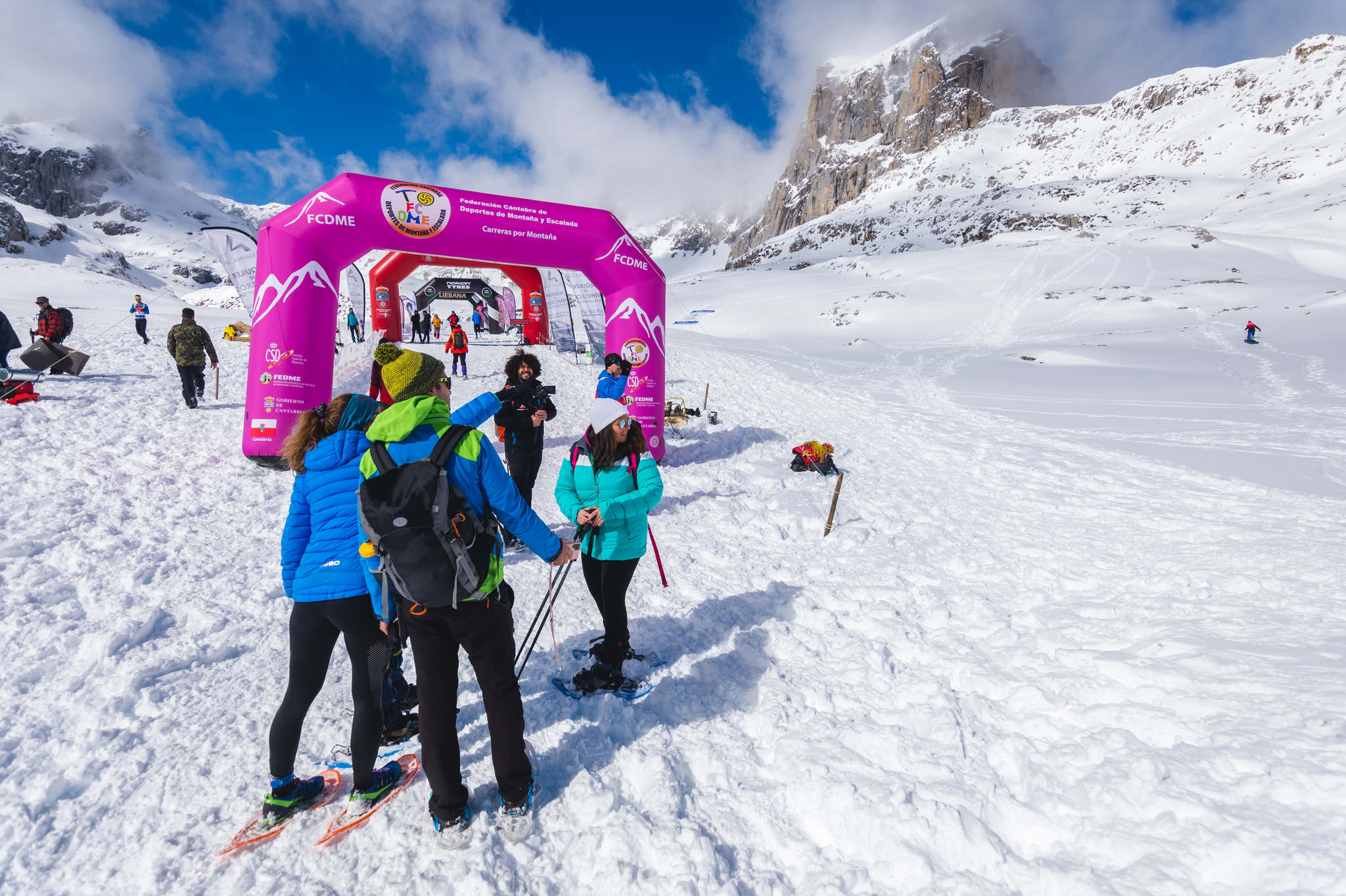 La estación superior del teleférico de Fuente Dé fue el escenario de la VIII edición de la Picos Snow Run, organizada por Picos Xtreme. Un total de 82 participantes corrieron con raquetas de nieve en un circuito de 8,5 kilómetros y 400 metros de desnivel positivo. Lucía Ibáñez y Diego Cotera se coronaron campeones. El ganador de la prueba masculina fue el asturiano Diego Cotera, que cruzó la línea de meta en 0:57:10, tan solo 40 segundos antes que el cántabro Marcos Santiago, quien se alzaría con el cetro cántabro de la especialidad. Javier Peña se subió al tercer cajón con un tiempo de 0:58:33. En la categoría femenina, Lucía Ibáñez revalidó el título de Campeona de Cantabria 2020 ganando con solvencia en un tiempo de 1:04:30. Ana M Pilar Cayón quedó en segundo lugar con un tiempo de 1:16:36, mientras que Asun Ochoa cerraría el pódium con una marca de 1:17:40. Tras las pruebas oficiales se celebró una raquetada nocturna no competitiva en la que participaron más de 300 personas. 