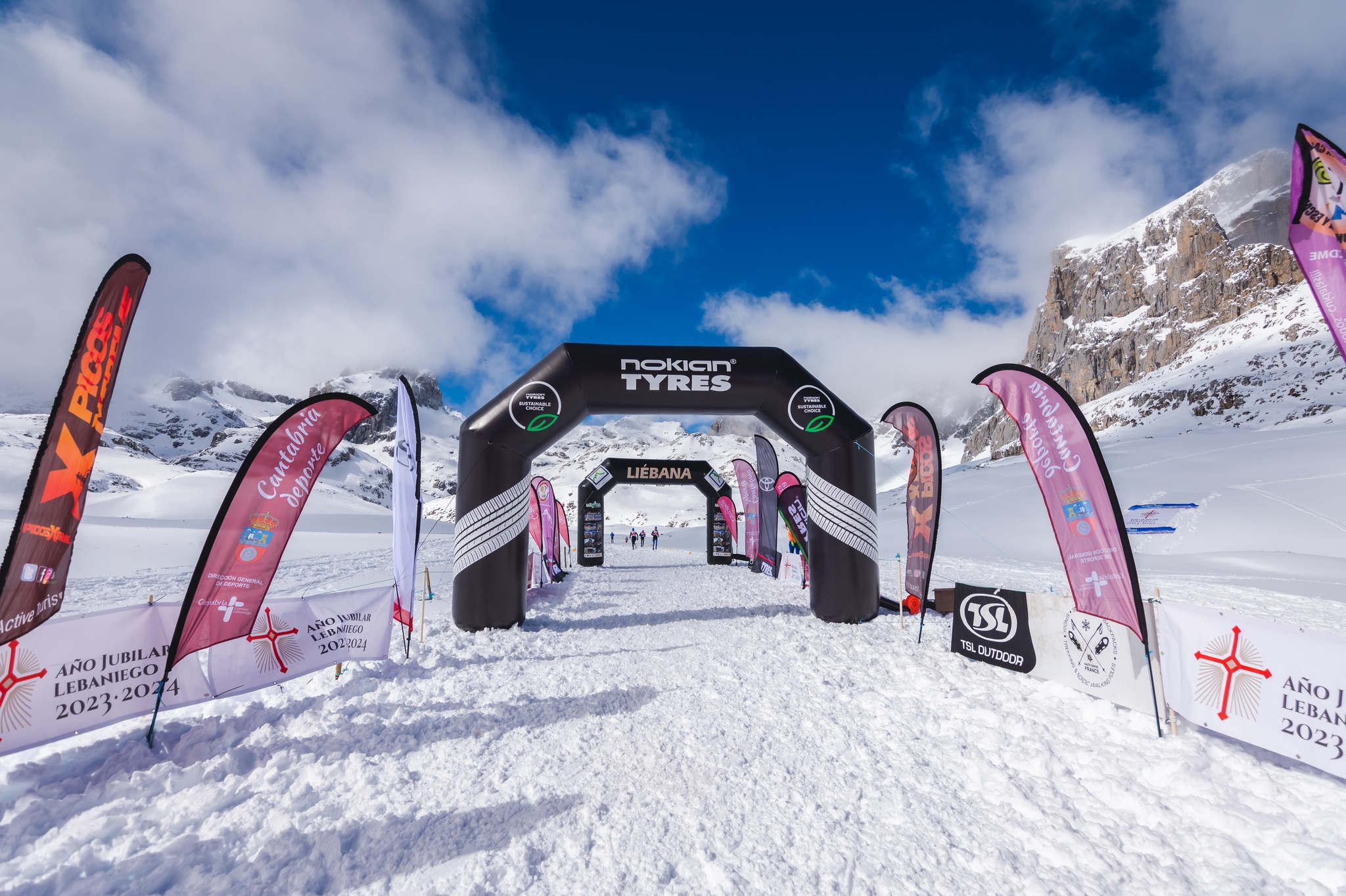 La estación superior del teleférico de Fuente Dé fue el escenario de la VIII edición de la Picos Snow Run, organizada por Picos Xtreme. Un total de 82 participantes corrieron con raquetas de nieve en un circuito de 8,5 kilómetros y 400 metros de desnivel positivo. Lucía Ibáñez y Diego Cotera se coronaron campeones. El ganador de la prueba masculina fue el asturiano Diego Cotera, que cruzó la línea de meta en 0:57:10, tan solo 40 segundos antes que el cántabro Marcos Santiago, quien se alzaría con el cetro cántabro de la especialidad. Javier Peña se subió al tercer cajón con un tiempo de 0:58:33. En la categoría femenina, Lucía Ibáñez revalidó el título de Campeona de Cantabria 2020 ganando con solvencia en un tiempo de 1:04:30. Ana M Pilar Cayón quedó en segundo lugar con un tiempo de 1:16:36, mientras que Asun Ochoa cerraría el pódium con una marca de 1:17:40. Tras las pruebas oficiales se celebró una raquetada nocturna no competitiva en la que participaron más de 300 personas. 