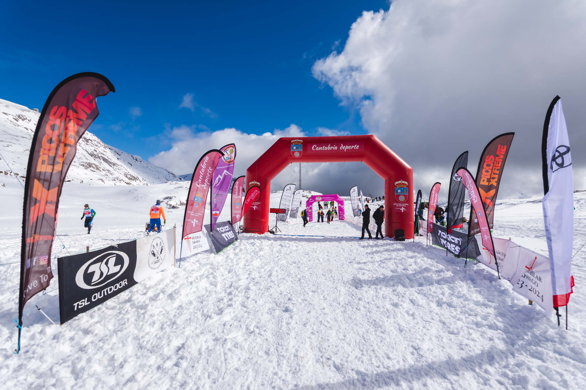 La estación superior del teleférico de Fuente Dé fue el escenario de la VIII edición de la Picos Snow Run, organizada por Picos Xtreme. Un total de 82 participantes corrieron con raquetas de nieve en un circuito de 8,5 kilómetros y 400 metros de desnivel positivo. Lucía Ibáñez y Diego Cotera se coronaron campeones. El ganador de la prueba masculina fue el asturiano Diego Cotera, que cruzó la línea de meta en 0:57:10, tan solo 40 segundos antes que el cántabro Marcos Santiago, quien se alzaría con el cetro cántabro de la especialidad. Javier Peña se subió al tercer cajón con un tiempo de 0:58:33. En la categoría femenina, Lucía Ibáñez revalidó el título de Campeona de Cantabria 2020 ganando con solvencia en un tiempo de 1:04:30. Ana M Pilar Cayón quedó en segundo lugar con un tiempo de 1:16:36, mientras que Asun Ochoa cerraría el pódium con una marca de 1:17:40. Tras las pruebas oficiales se celebró una raquetada nocturna no competitiva en la que participaron más de 300 personas. 