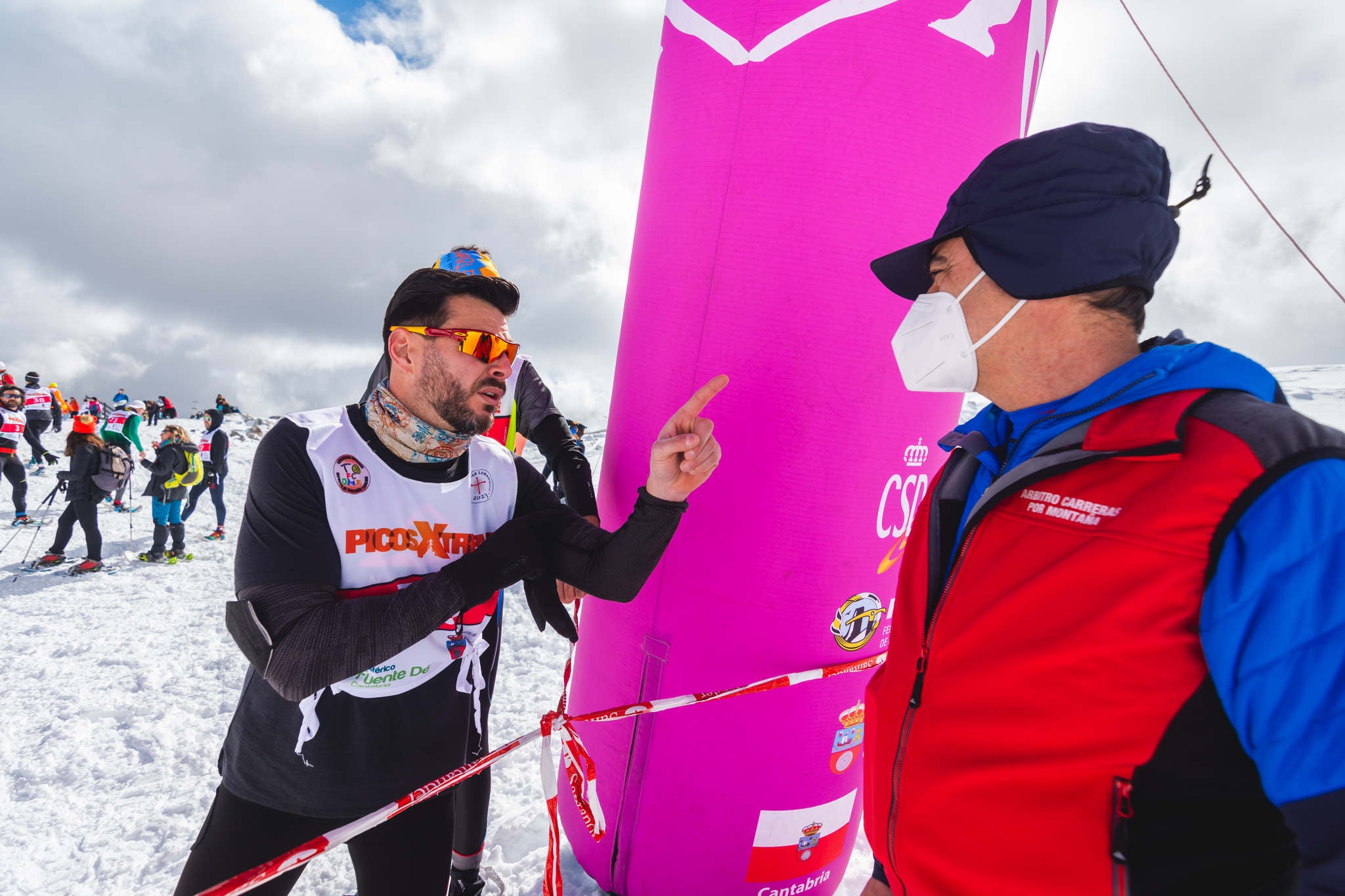 La estación superior del teleférico de Fuente Dé fue el escenario de la VIII edición de la Picos Snow Run, organizada por Picos Xtreme. Un total de 82 participantes corrieron con raquetas de nieve en un circuito de 8,5 kilómetros y 400 metros de desnivel positivo. Lucía Ibáñez y Diego Cotera se coronaron campeones. El ganador de la prueba masculina fue el asturiano Diego Cotera, que cruzó la línea de meta en 0:57:10, tan solo 40 segundos antes que el cántabro Marcos Santiago, quien se alzaría con el cetro cántabro de la especialidad. Javier Peña se subió al tercer cajón con un tiempo de 0:58:33. En la categoría femenina, Lucía Ibáñez revalidó el título de Campeona de Cantabria 2020 ganando con solvencia en un tiempo de 1:04:30. Ana M Pilar Cayón quedó en segundo lugar con un tiempo de 1:16:36, mientras que Asun Ochoa cerraría el pódium con una marca de 1:17:40. Tras las pruebas oficiales se celebró una raquetada nocturna no competitiva en la que participaron más de 300 personas. 