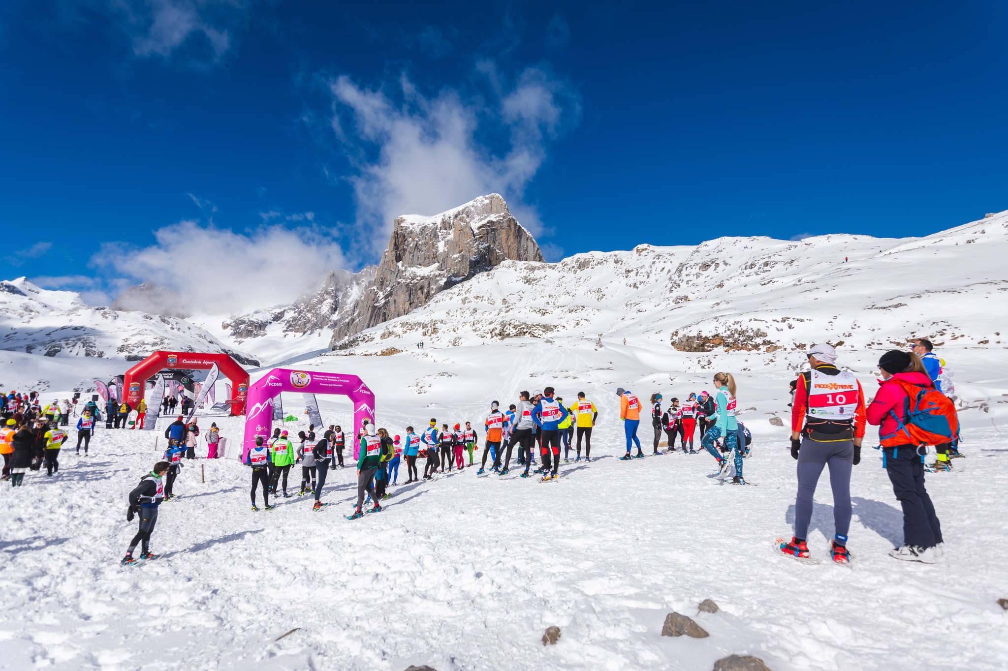 La estación superior del teleférico de Fuente Dé fue el escenario de la VIII edición de la Picos Snow Run, organizada por Picos Xtreme. Un total de 82 participantes corrieron con raquetas de nieve en un circuito de 8,5 kilómetros y 400 metros de desnivel positivo. Lucía Ibáñez y Diego Cotera se coronaron campeones. El ganador de la prueba masculina fue el asturiano Diego Cotera, que cruzó la línea de meta en 0:57:10, tan solo 40 segundos antes que el cántabro Marcos Santiago, quien se alzaría con el cetro cántabro de la especialidad. Javier Peña se subió al tercer cajón con un tiempo de 0:58:33. En la categoría femenina, Lucía Ibáñez revalidó el título de Campeona de Cantabria 2020 ganando con solvencia en un tiempo de 1:04:30. Ana M Pilar Cayón quedó en segundo lugar con un tiempo de 1:16:36, mientras que Asun Ochoa cerraría el pódium con una marca de 1:17:40. Tras las pruebas oficiales se celebró una raquetada nocturna no competitiva en la que participaron más de 300 personas. 