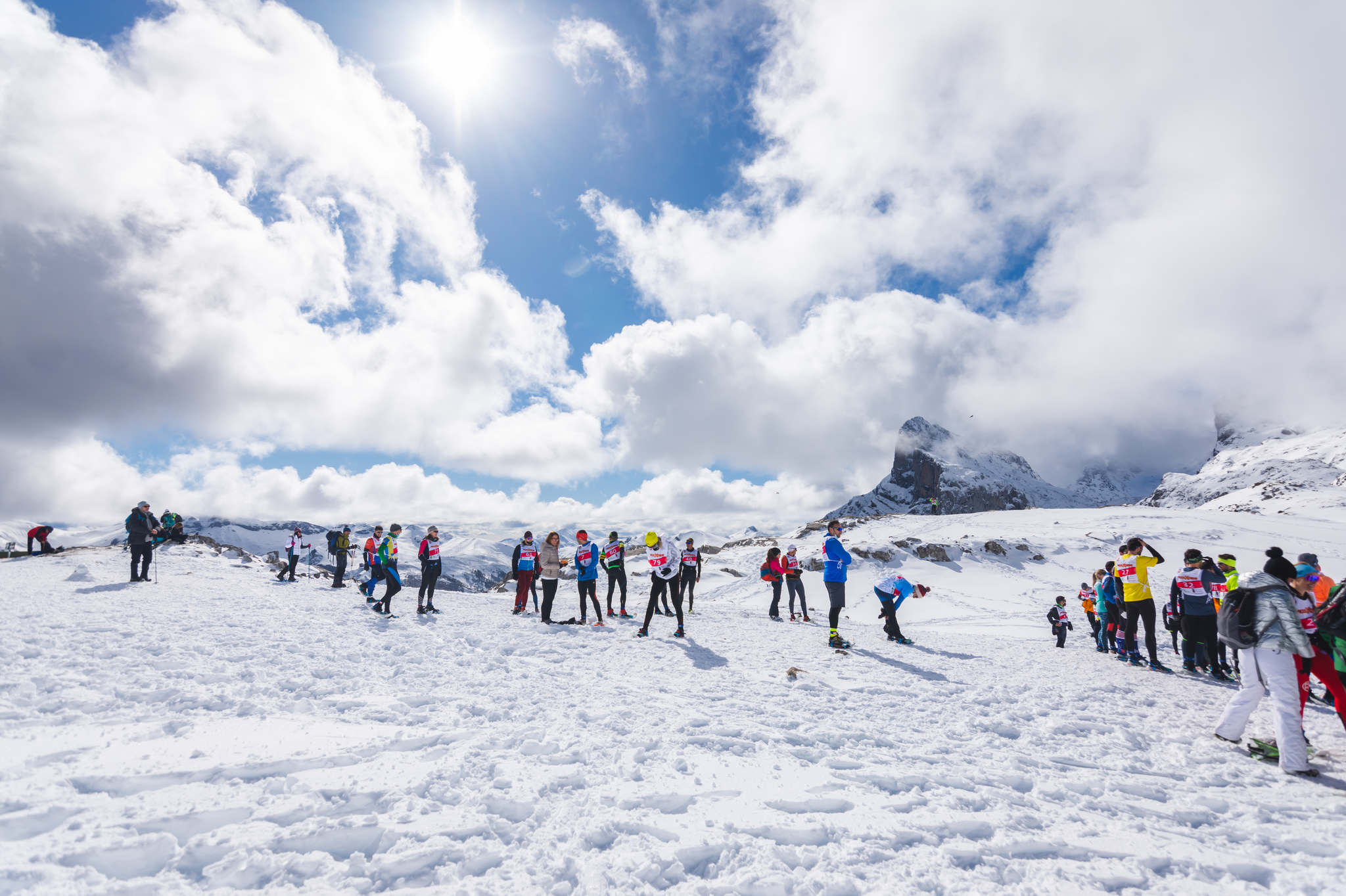 La estación superior del teleférico de Fuente Dé fue el escenario de la VIII edición de la Picos Snow Run, organizada por Picos Xtreme. Un total de 82 participantes corrieron con raquetas de nieve en un circuito de 8,5 kilómetros y 400 metros de desnivel positivo. Lucía Ibáñez y Diego Cotera se coronaron campeones. El ganador de la prueba masculina fue el asturiano Diego Cotera, que cruzó la línea de meta en 0:57:10, tan solo 40 segundos antes que el cántabro Marcos Santiago, quien se alzaría con el cetro cántabro de la especialidad. Javier Peña se subió al tercer cajón con un tiempo de 0:58:33. En la categoría femenina, Lucía Ibáñez revalidó el título de Campeona de Cantabria 2020 ganando con solvencia en un tiempo de 1:04:30. Ana M Pilar Cayón quedó en segundo lugar con un tiempo de 1:16:36, mientras que Asun Ochoa cerraría el pódium con una marca de 1:17:40. Tras las pruebas oficiales se celebró una raquetada nocturna no competitiva en la que participaron más de 300 personas. 