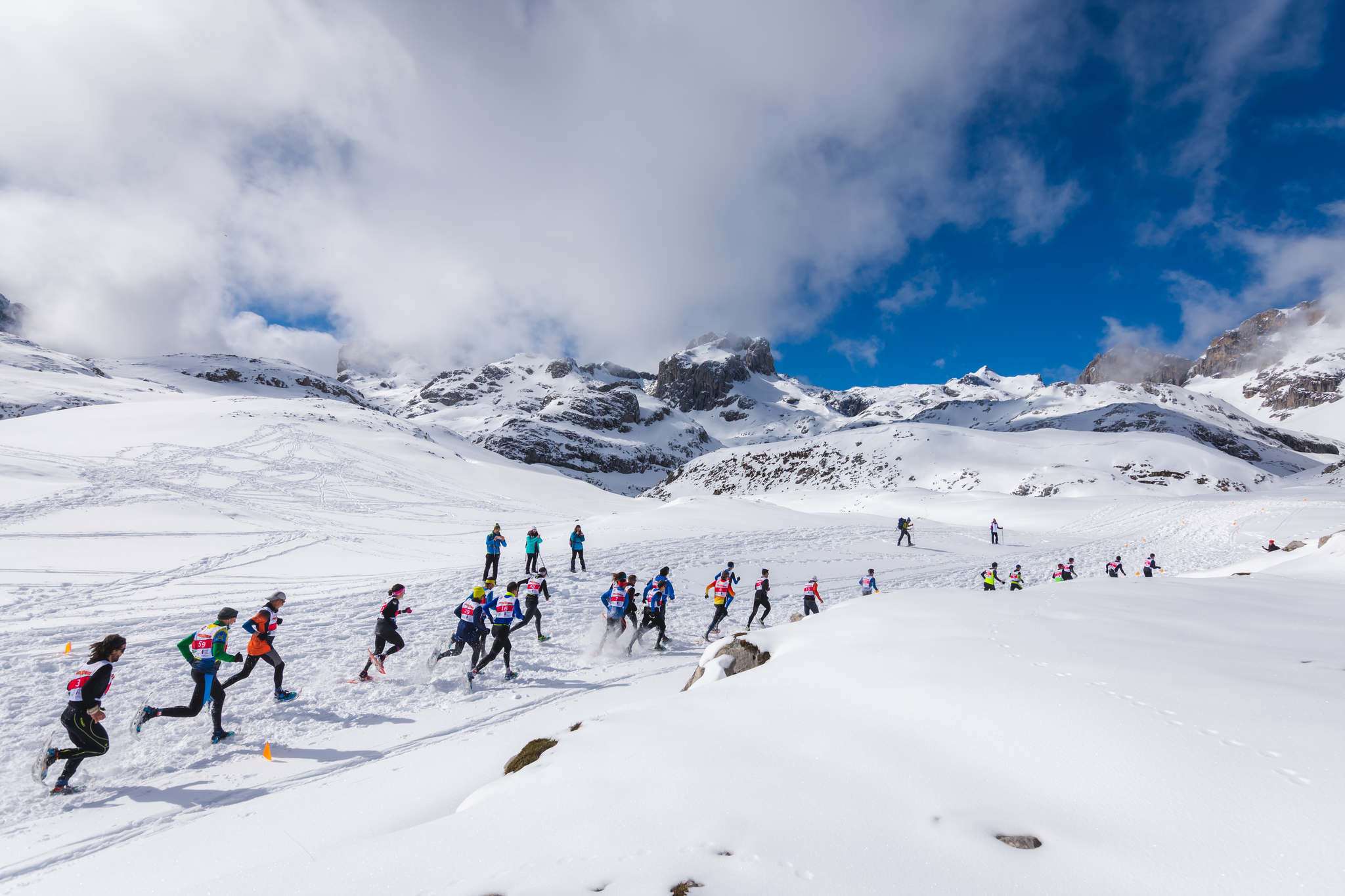 La estación superior del teleférico de Fuente Dé fue el escenario de la VIII edición de la Picos Snow Run, organizada por Picos Xtreme. Un total de 82 participantes corrieron con raquetas de nieve en un circuito de 8,5 kilómetros y 400 metros de desnivel positivo. Lucía Ibáñez y Diego Cotera se coronaron campeones. El ganador de la prueba masculina fue el asturiano Diego Cotera, que cruzó la línea de meta en 0:57:10, tan solo 40 segundos antes que el cántabro Marcos Santiago, quien se alzaría con el cetro cántabro de la especialidad. Javier Peña se subió al tercer cajón con un tiempo de 0:58:33. En la categoría femenina, Lucía Ibáñez revalidó el título de Campeona de Cantabria 2020 ganando con solvencia en un tiempo de 1:04:30. Ana M Pilar Cayón quedó en segundo lugar con un tiempo de 1:16:36, mientras que Asun Ochoa cerraría el pódium con una marca de 1:17:40. Tras las pruebas oficiales se celebró una raquetada nocturna no competitiva en la que participaron más de 300 personas. 