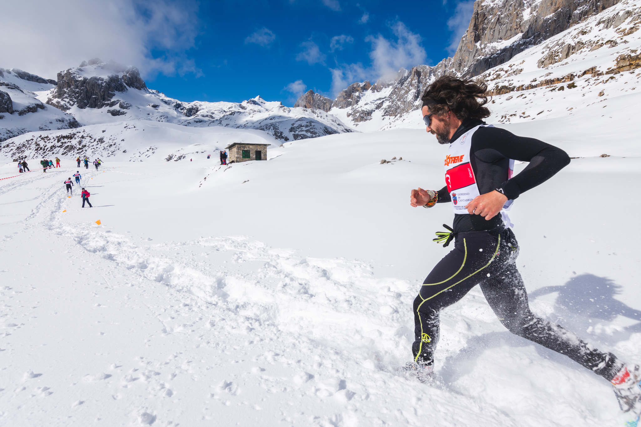 La estación superior del teleférico de Fuente Dé fue el escenario de la VIII edición de la Picos Snow Run, organizada por Picos Xtreme. Un total de 82 participantes corrieron con raquetas de nieve en un circuito de 8,5 kilómetros y 400 metros de desnivel positivo. Lucía Ibáñez y Diego Cotera se coronaron campeones. El ganador de la prueba masculina fue el asturiano Diego Cotera, que cruzó la línea de meta en 0:57:10, tan solo 40 segundos antes que el cántabro Marcos Santiago, quien se alzaría con el cetro cántabro de la especialidad. Javier Peña se subió al tercer cajón con un tiempo de 0:58:33. En la categoría femenina, Lucía Ibáñez revalidó el título de Campeona de Cantabria 2020 ganando con solvencia en un tiempo de 1:04:30. Ana M Pilar Cayón quedó en segundo lugar con un tiempo de 1:16:36, mientras que Asun Ochoa cerraría el pódium con una marca de 1:17:40. Tras las pruebas oficiales se celebró una raquetada nocturna no competitiva en la que participaron más de 300 personas. 