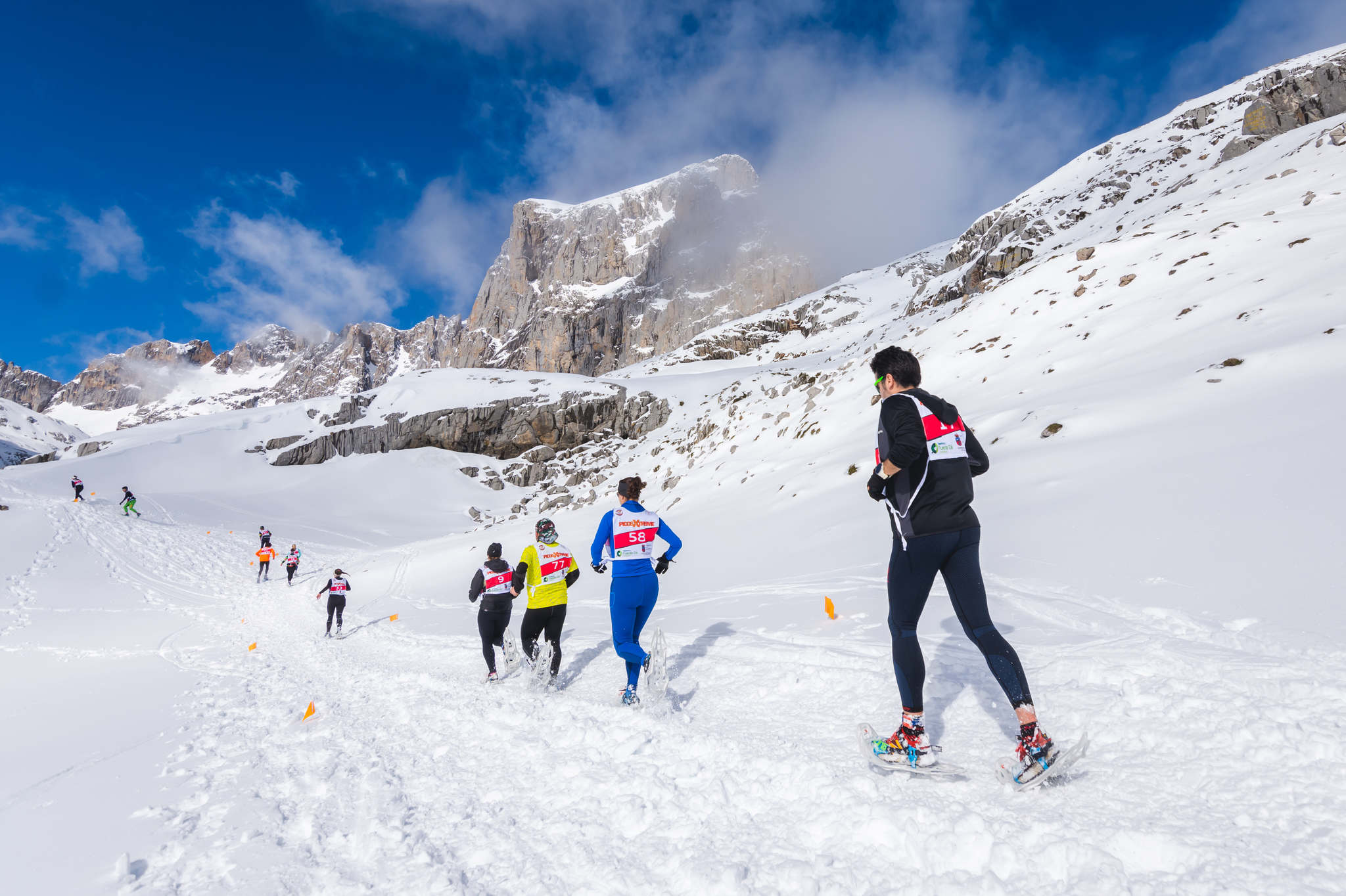 La estación superior del teleférico de Fuente Dé fue el escenario de la VIII edición de la Picos Snow Run, organizada por Picos Xtreme. Un total de 82 participantes corrieron con raquetas de nieve en un circuito de 8,5 kilómetros y 400 metros de desnivel positivo. Lucía Ibáñez y Diego Cotera se coronaron campeones. El ganador de la prueba masculina fue el asturiano Diego Cotera, que cruzó la línea de meta en 0:57:10, tan solo 40 segundos antes que el cántabro Marcos Santiago, quien se alzaría con el cetro cántabro de la especialidad. Javier Peña se subió al tercer cajón con un tiempo de 0:58:33. En la categoría femenina, Lucía Ibáñez revalidó el título de Campeona de Cantabria 2020 ganando con solvencia en un tiempo de 1:04:30. Ana M Pilar Cayón quedó en segundo lugar con un tiempo de 1:16:36, mientras que Asun Ochoa cerraría el pódium con una marca de 1:17:40. Tras las pruebas oficiales se celebró una raquetada nocturna no competitiva en la que participaron más de 300 personas. 