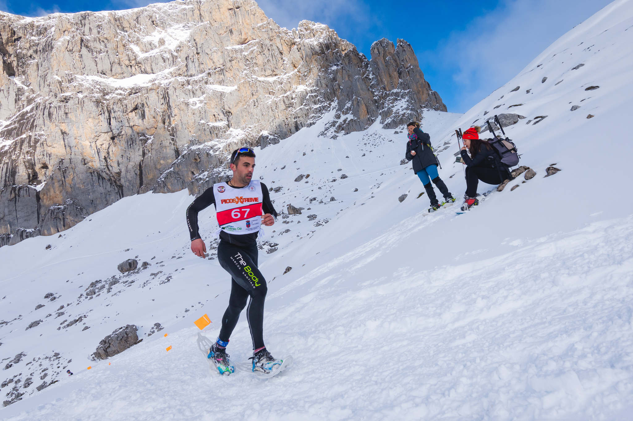 La estación superior del teleférico de Fuente Dé fue el escenario de la VIII edición de la Picos Snow Run, organizada por Picos Xtreme. Un total de 82 participantes corrieron con raquetas de nieve en un circuito de 8,5 kilómetros y 400 metros de desnivel positivo. Lucía Ibáñez y Diego Cotera se coronaron campeones. El ganador de la prueba masculina fue el asturiano Diego Cotera, que cruzó la línea de meta en 0:57:10, tan solo 40 segundos antes que el cántabro Marcos Santiago, quien se alzaría con el cetro cántabro de la especialidad. Javier Peña se subió al tercer cajón con un tiempo de 0:58:33. En la categoría femenina, Lucía Ibáñez revalidó el título de Campeona de Cantabria 2020 ganando con solvencia en un tiempo de 1:04:30. Ana M Pilar Cayón quedó en segundo lugar con un tiempo de 1:16:36, mientras que Asun Ochoa cerraría el pódium con una marca de 1:17:40. Tras las pruebas oficiales se celebró una raquetada nocturna no competitiva en la que participaron más de 300 personas. 