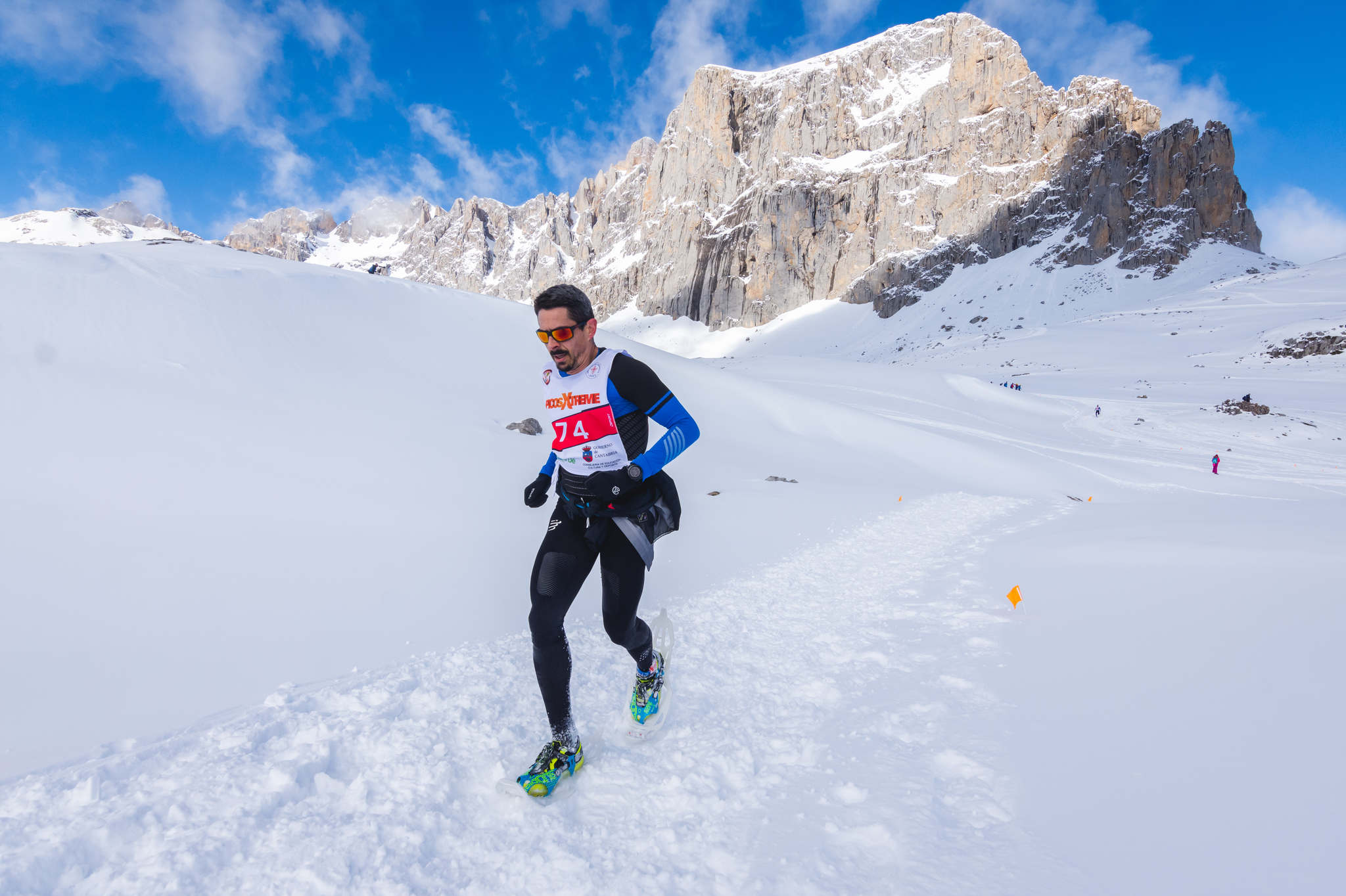 La estación superior del teleférico de Fuente Dé fue el escenario de la VIII edición de la Picos Snow Run, organizada por Picos Xtreme. Un total de 82 participantes corrieron con raquetas de nieve en un circuito de 8,5 kilómetros y 400 metros de desnivel positivo. Lucía Ibáñez y Diego Cotera se coronaron campeones. El ganador de la prueba masculina fue el asturiano Diego Cotera, que cruzó la línea de meta en 0:57:10, tan solo 40 segundos antes que el cántabro Marcos Santiago, quien se alzaría con el cetro cántabro de la especialidad. Javier Peña se subió al tercer cajón con un tiempo de 0:58:33. En la categoría femenina, Lucía Ibáñez revalidó el título de Campeona de Cantabria 2020 ganando con solvencia en un tiempo de 1:04:30. Ana M Pilar Cayón quedó en segundo lugar con un tiempo de 1:16:36, mientras que Asun Ochoa cerraría el pódium con una marca de 1:17:40. Tras las pruebas oficiales se celebró una raquetada nocturna no competitiva en la que participaron más de 300 personas. 