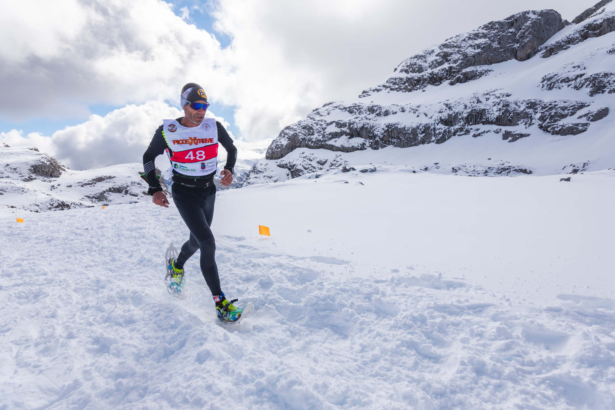 La estación superior del teleférico de Fuente Dé fue el escenario de la VIII edición de la Picos Snow Run, organizada por Picos Xtreme. Un total de 82 participantes corrieron con raquetas de nieve en un circuito de 8,5 kilómetros y 400 metros de desnivel positivo. Lucía Ibáñez y Diego Cotera se coronaron campeones. El ganador de la prueba masculina fue el asturiano Diego Cotera, que cruzó la línea de meta en 0:57:10, tan solo 40 segundos antes que el cántabro Marcos Santiago, quien se alzaría con el cetro cántabro de la especialidad. Javier Peña se subió al tercer cajón con un tiempo de 0:58:33. En la categoría femenina, Lucía Ibáñez revalidó el título de Campeona de Cantabria 2020 ganando con solvencia en un tiempo de 1:04:30. Ana M Pilar Cayón quedó en segundo lugar con un tiempo de 1:16:36, mientras que Asun Ochoa cerraría el pódium con una marca de 1:17:40. Tras las pruebas oficiales se celebró una raquetada nocturna no competitiva en la que participaron más de 300 personas. 