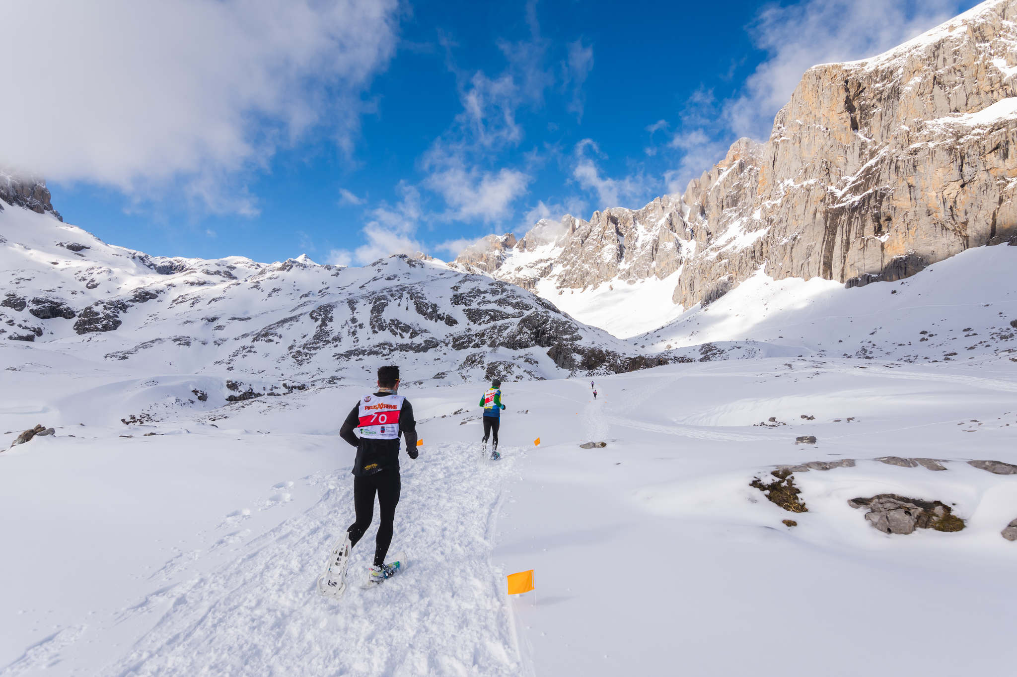 La estación superior del teleférico de Fuente Dé fue el escenario de la VIII edición de la Picos Snow Run, organizada por Picos Xtreme. Un total de 82 participantes corrieron con raquetas de nieve en un circuito de 8,5 kilómetros y 400 metros de desnivel positivo. Lucía Ibáñez y Diego Cotera se coronaron campeones. El ganador de la prueba masculina fue el asturiano Diego Cotera, que cruzó la línea de meta en 0:57:10, tan solo 40 segundos antes que el cántabro Marcos Santiago, quien se alzaría con el cetro cántabro de la especialidad. Javier Peña se subió al tercer cajón con un tiempo de 0:58:33. En la categoría femenina, Lucía Ibáñez revalidó el título de Campeona de Cantabria 2020 ganando con solvencia en un tiempo de 1:04:30. Ana M Pilar Cayón quedó en segundo lugar con un tiempo de 1:16:36, mientras que Asun Ochoa cerraría el pódium con una marca de 1:17:40. Tras las pruebas oficiales se celebró una raquetada nocturna no competitiva en la que participaron más de 300 personas. 