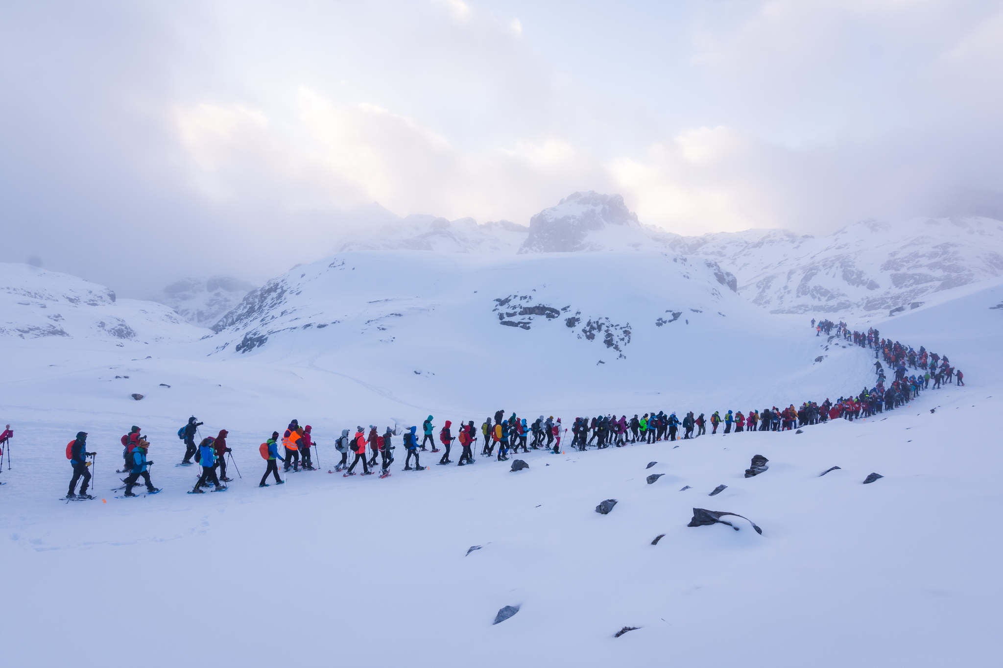 La estación superior del teleférico de Fuente Dé fue el escenario de la VIII edición de la Picos Snow Run, organizada por Picos Xtreme. Un total de 82 participantes corrieron con raquetas de nieve en un circuito de 8,5 kilómetros y 400 metros de desnivel positivo. Lucía Ibáñez y Diego Cotera se coronaron campeones. El ganador de la prueba masculina fue el asturiano Diego Cotera, que cruzó la línea de meta en 0:57:10, tan solo 40 segundos antes que el cántabro Marcos Santiago, quien se alzaría con el cetro cántabro de la especialidad. Javier Peña se subió al tercer cajón con un tiempo de 0:58:33. En la categoría femenina, Lucía Ibáñez revalidó el título de Campeona de Cantabria 2020 ganando con solvencia en un tiempo de 1:04:30. Ana M Pilar Cayón quedó en segundo lugar con un tiempo de 1:16:36, mientras que Asun Ochoa cerraría el pódium con una marca de 1:17:40. Tras las pruebas oficiales se celebró una raquetada nocturna no competitiva en la que participaron más de 300 personas. 