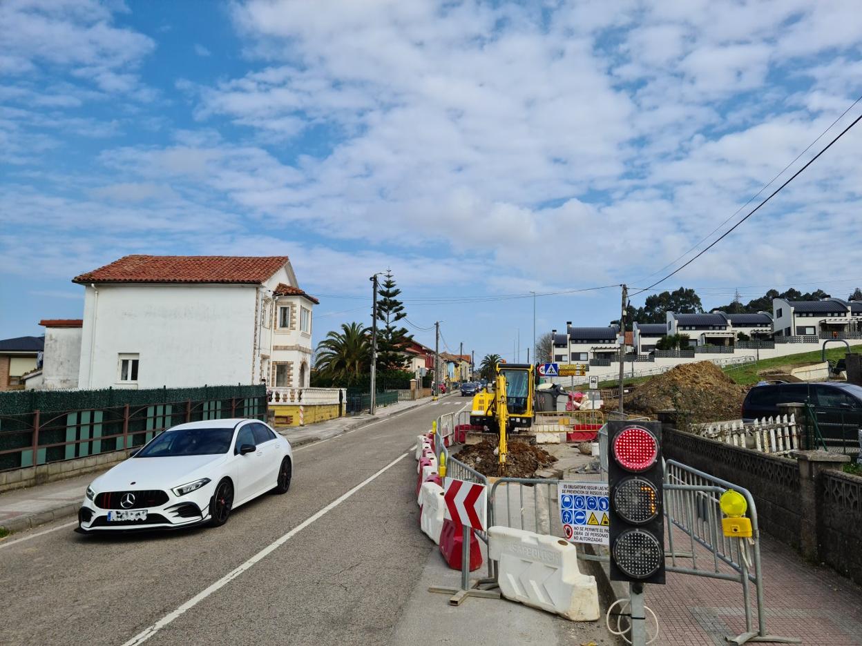 Un semáforo provisional regula el tráfico de la CA-240 en Revilla, durante las últimas obras de Red Eléctrica. 