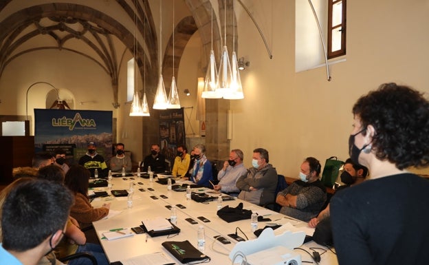 Un momento de la reunión mantenida en el Centro de Estudios Lebaniegos 