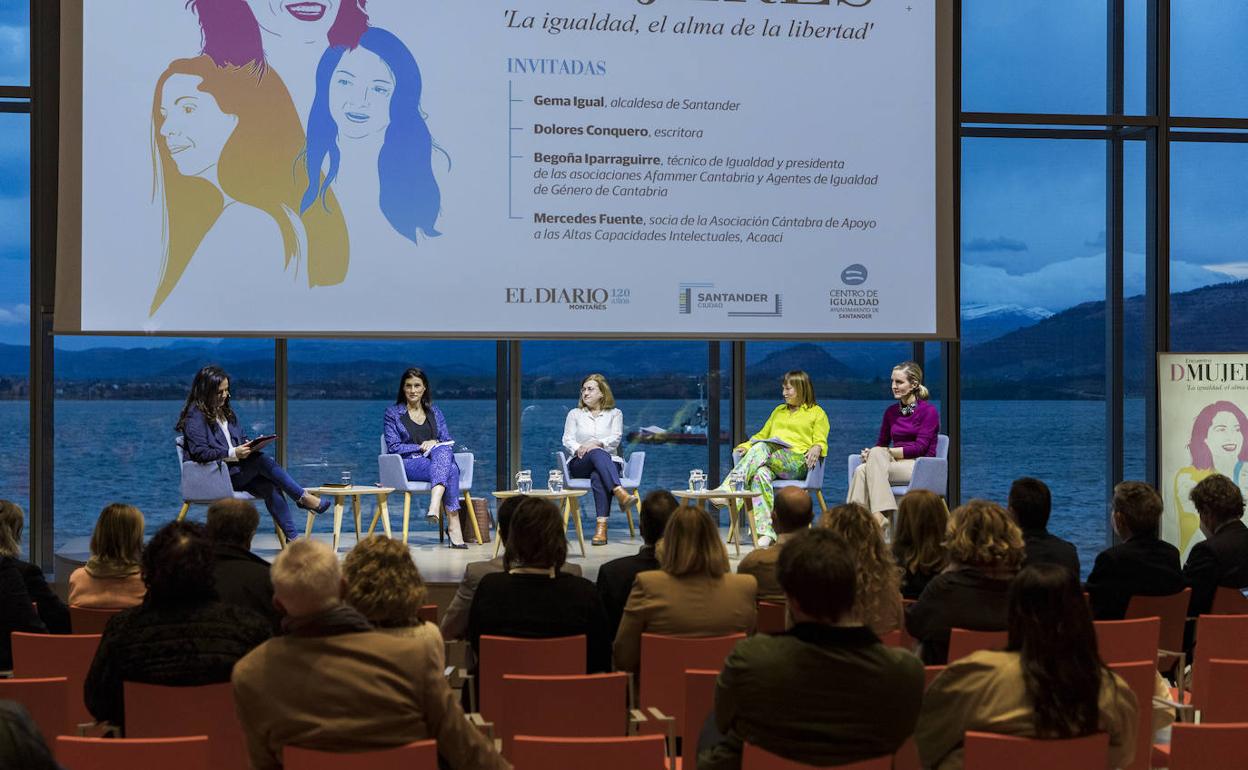 Desde la izquierda, Pilar González, Gema Igual, Dolores Conquero, Begoña Iparraguirre y Mercedes Fuente, en el encuentro DMujeres.