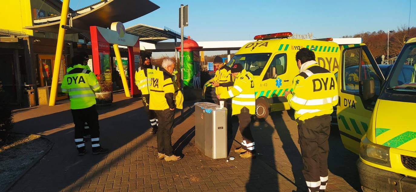 Los once voluntarios de las cinco DYA provinciales pararon a desayunar a las siete de la mañana en Oelsnitz, Alemania.