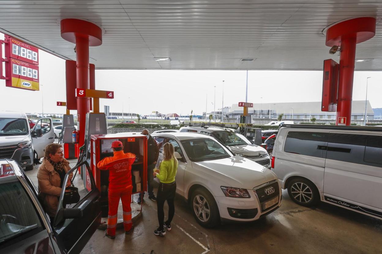 Varios clientes repostando este miércoles en la estación de servicio de EasyGas, en la avenida de Parayas (Santander). 