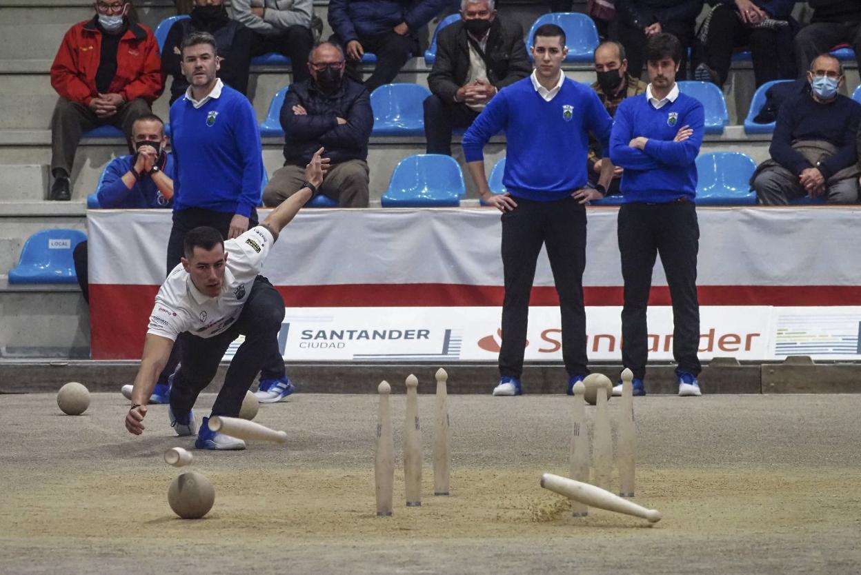 Víctor González, capitán de Peñacastillo, birla para los suyos ayer con Rubén Haya, su hermano José Manuel y Mario Pinta al fondo. 
