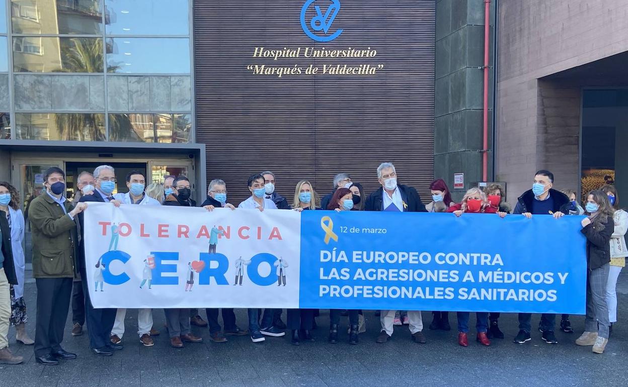 El Foro Sanitario de Cantabria se concentra para denunciar las agresiones que sufre el colectivo