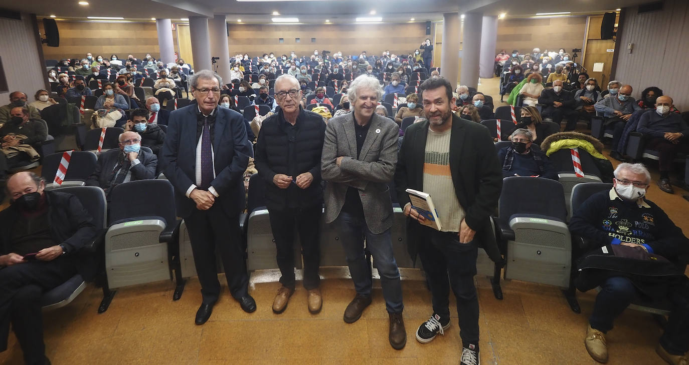 Juan Luis Arsuaga y Juan José Millás , en el salon de actos del Ateneo