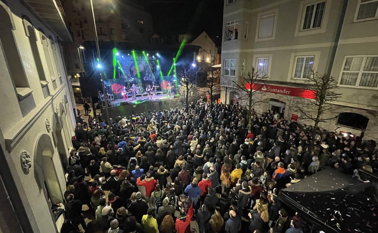 La calle San José se llenó este viernes de ambiente festivo, pese a la lluvia que cayó al final de la jornada. Imagen del concierto de Los Mojinos Escozíos.