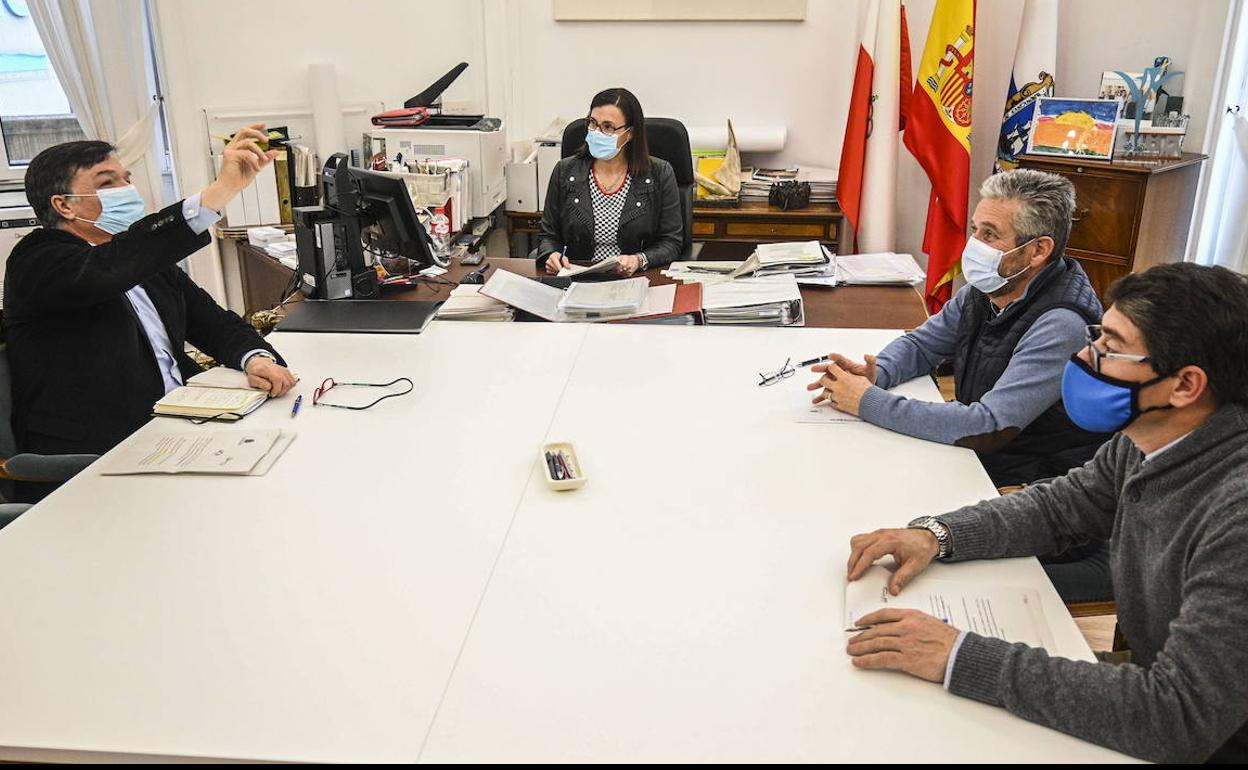 Pérez-Cosío, a la izquierda, en una reunión con Gema Igual, Javier Ceruti y Felipe Pérez Manso.