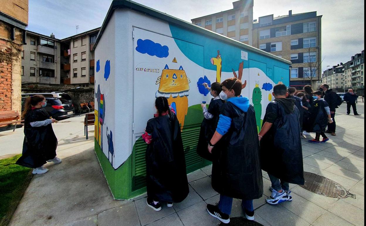 Los escolares de Torrelavega decoran los cuadros eléctricos y centros de transformación del municipio