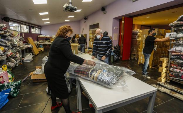 Los vecinos de Tanos, en Torrelavega, se han organizado para reunir material 