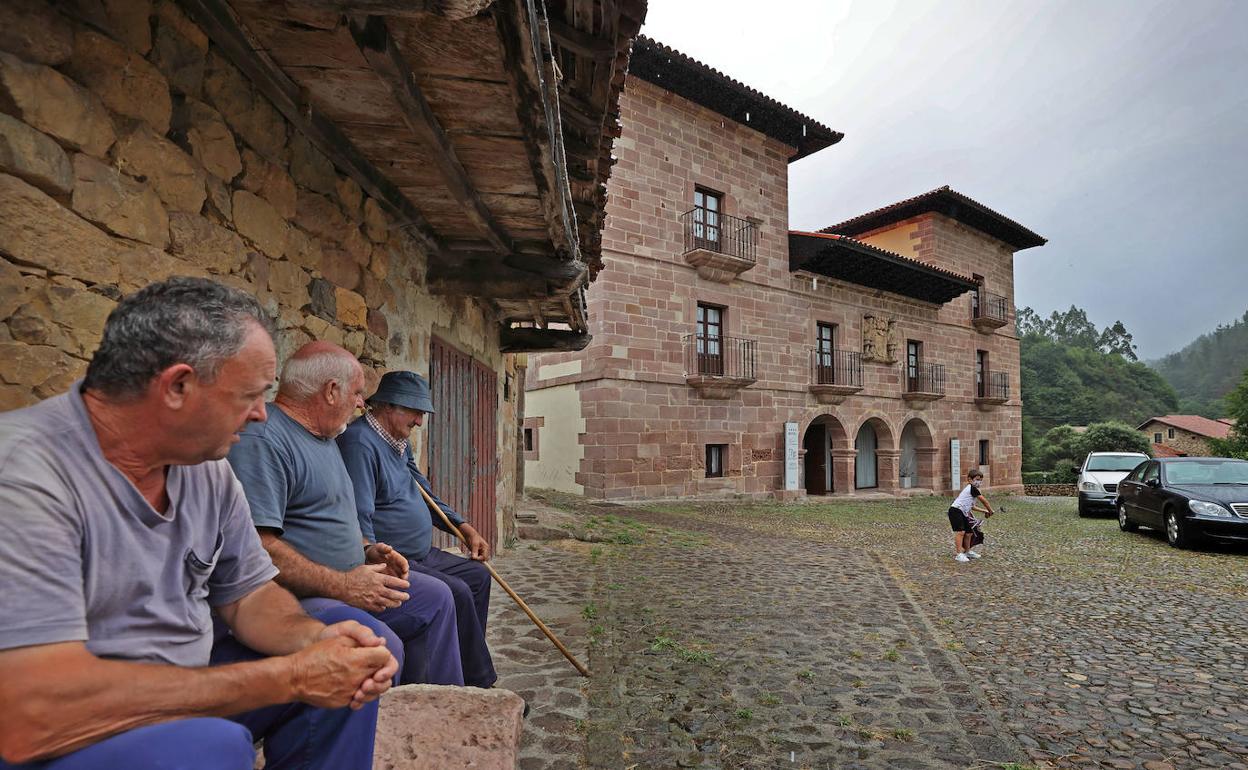 Tres vecinos de Carmona, en el centro del pueblo, junto al hotel Casona de Carmona. 