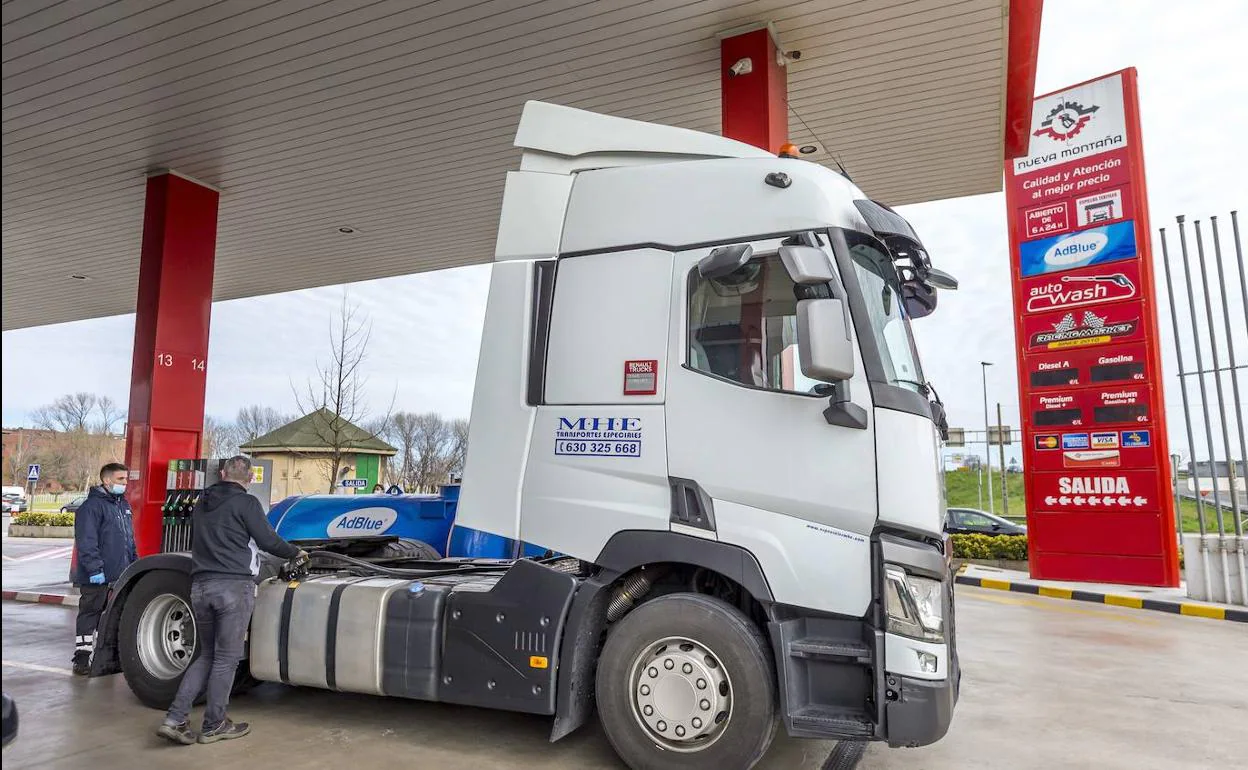 Un camionero reposta combustible en una estación de Nueva Montaña, en Santander